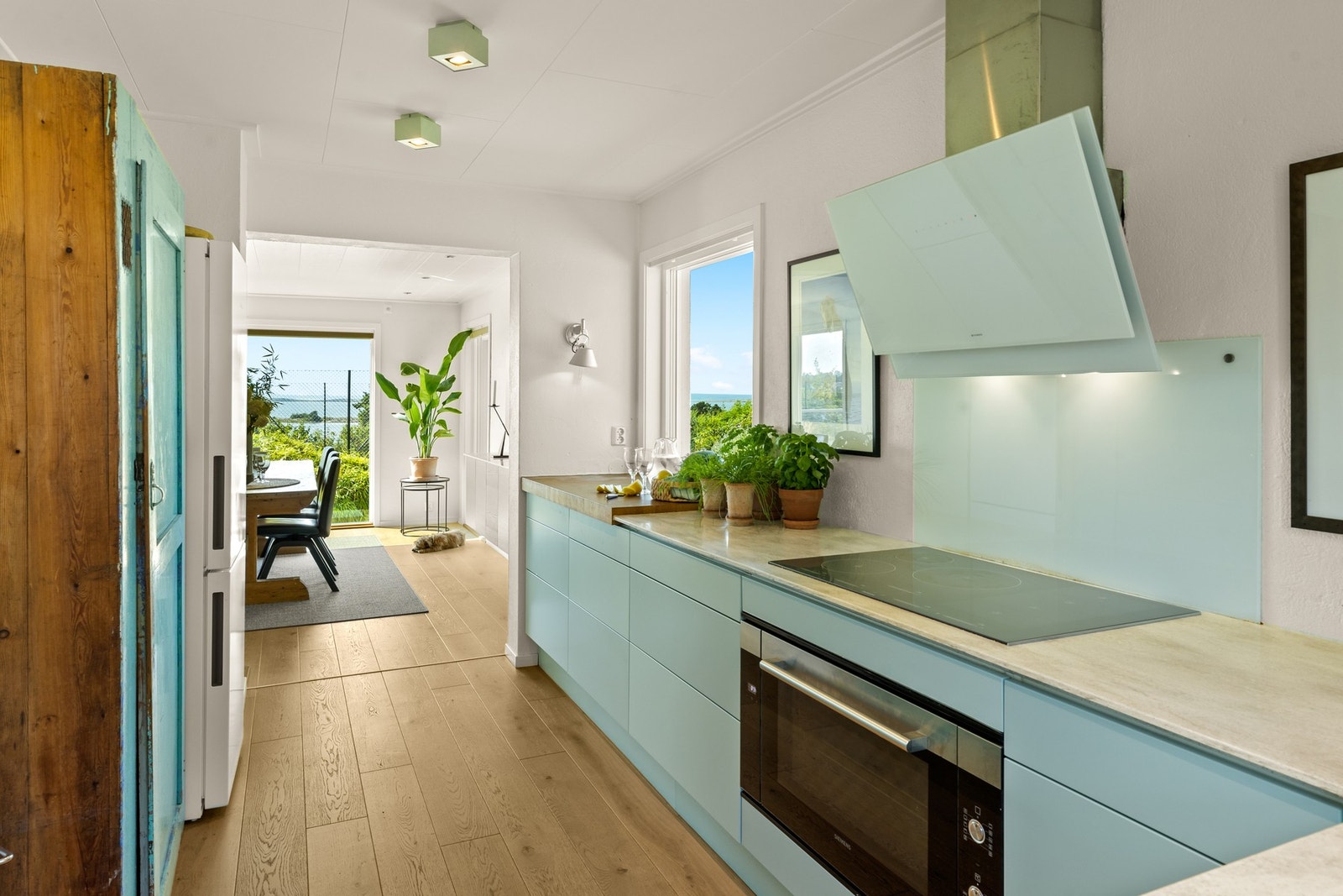 Stilfullt Tvis-kjøkken fra 2015 med heltre fronter og flotte detaljer. Galleribilde
