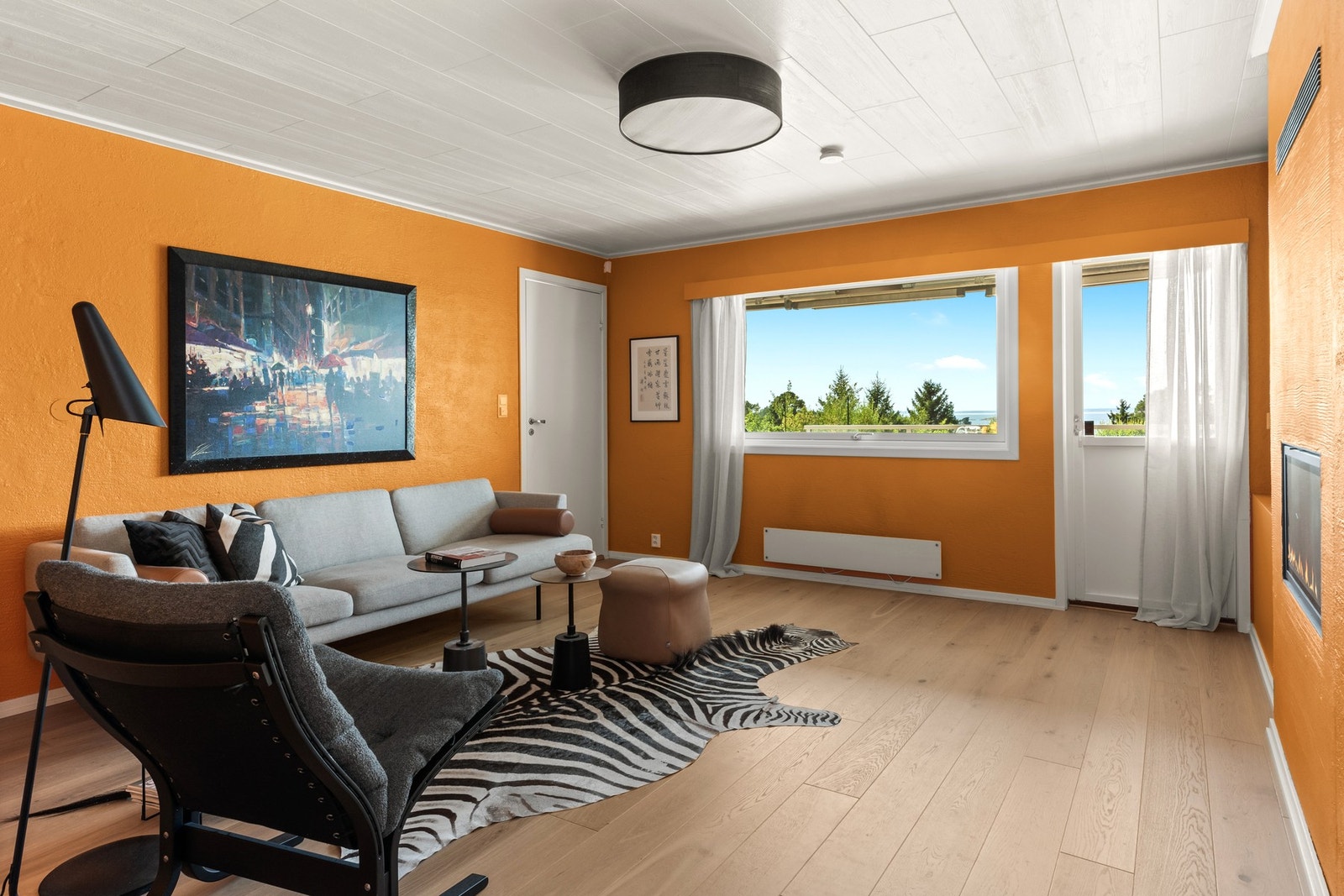 Soverom som i dag er innredet som stue, med terrassedør og peis. Galleribilde
