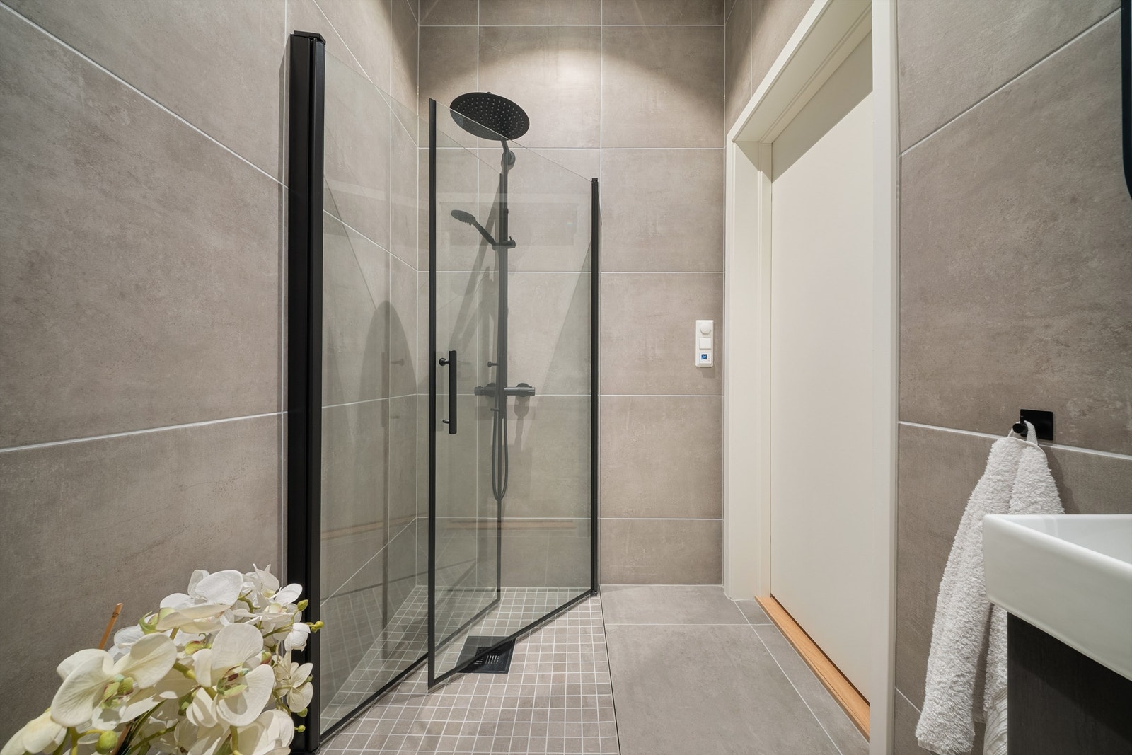 Den luftige himlingshøyden bidrar til at badet oppleves som større enn det faktiske arealet. Galleribilde