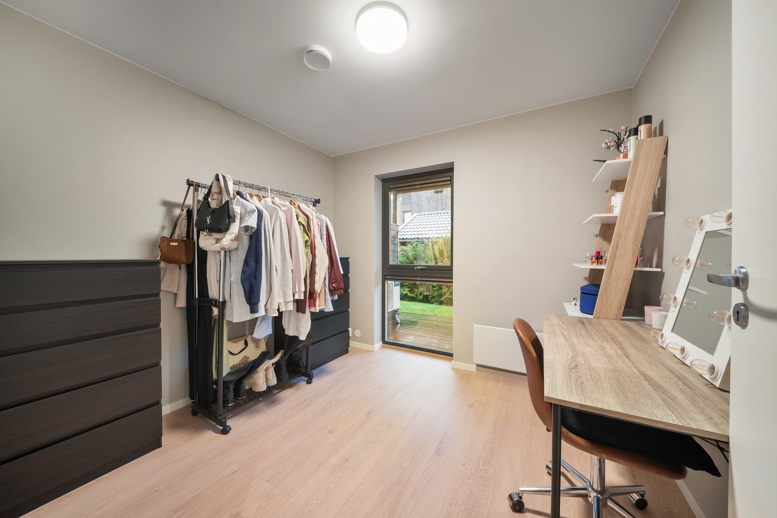 Dette soverommet er på nesten 8 kvm. og fyller i dag rollen som hjemmekontor/omkledningsrom. Galleribilde