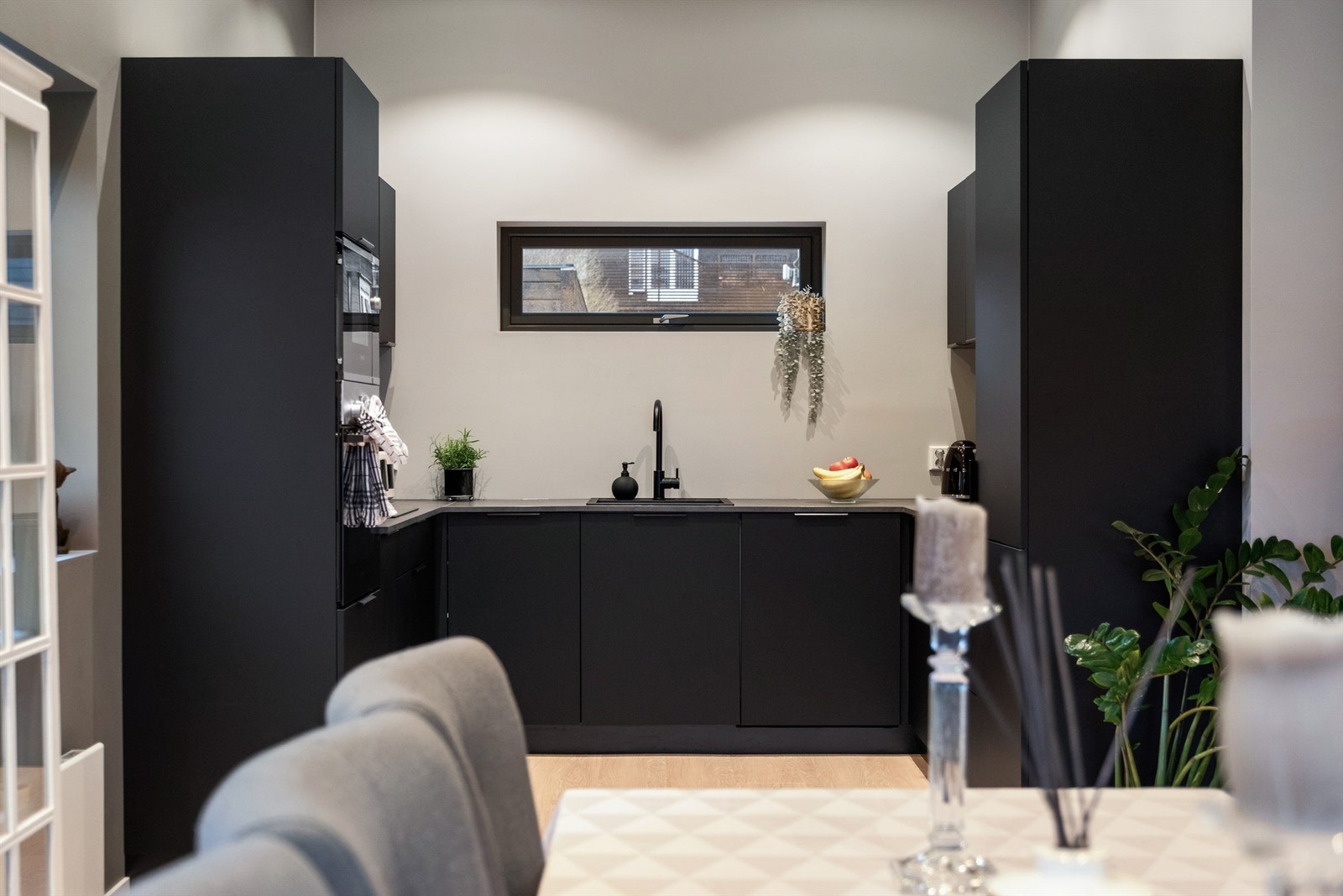 Kvik kjøkkeninnredning kombinerer dansk design med funksjonalitet. Galleribilde