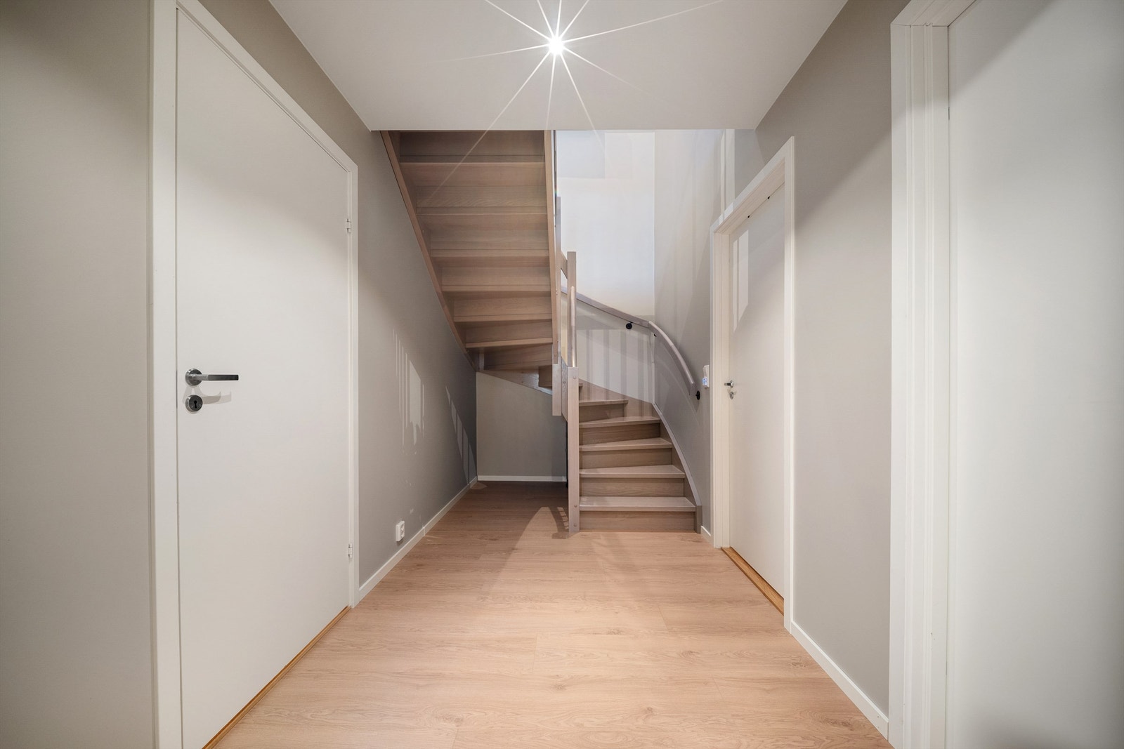 Gangen har i likhet med entreen og badene elektrisk gulvvarme. Badet til venstre. Galleribilde