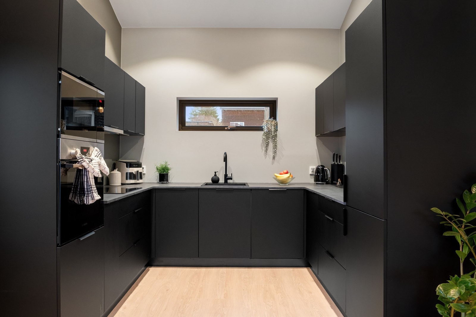 Hvitevarene på kjøkkenet er alle integrert - stekeovnen i hendig arbeidshøyde. Galleribilde