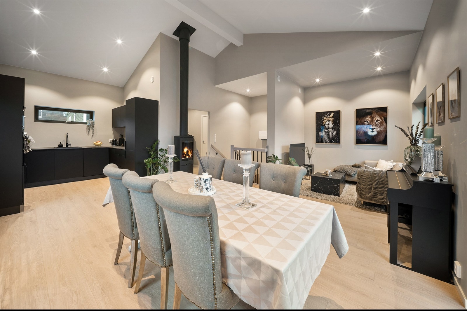 Boligen ble ferdigstilt tidlig i 2024 med moderne arkitektur og en familievennlig romløsning over to etasjer. Fotograf; Kristoffer Kristiansen. Galleribilde