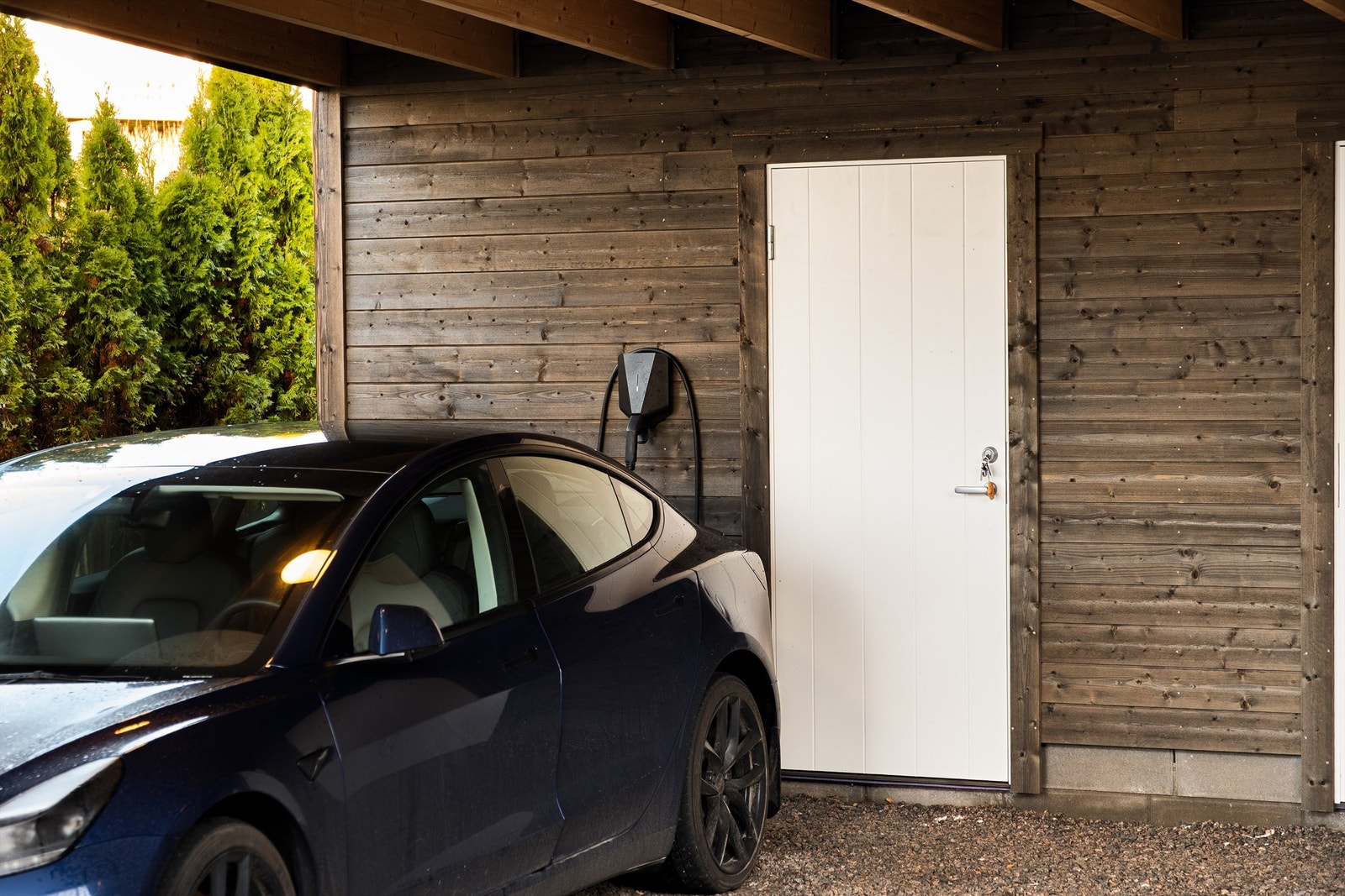 Lader til EL-bil medfølger. Galleribilde