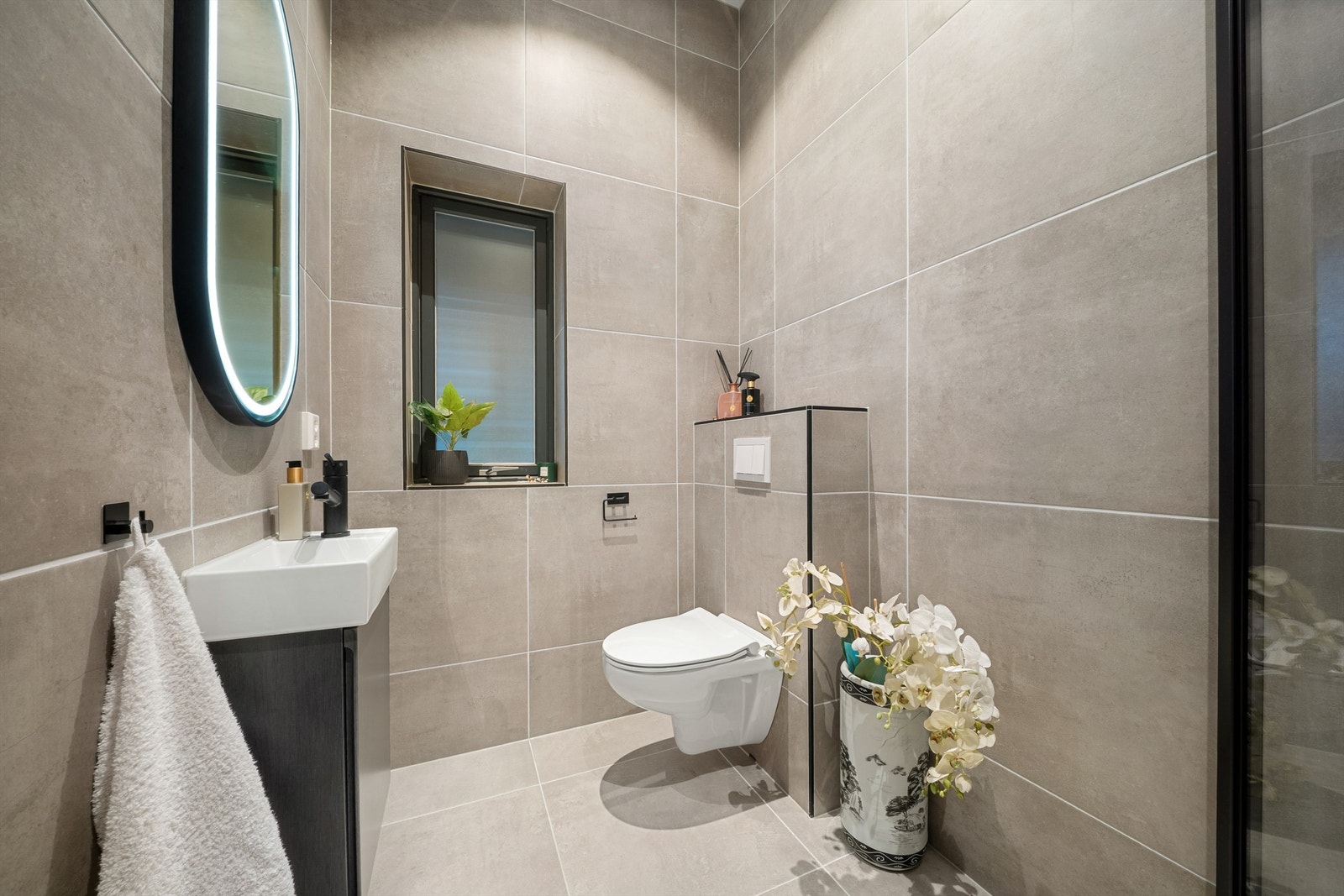 Badene er delikate med moderne møbler og storformat fliser på både gulv og vegger. I gulvet er det elektrisk varme. Galleribilde