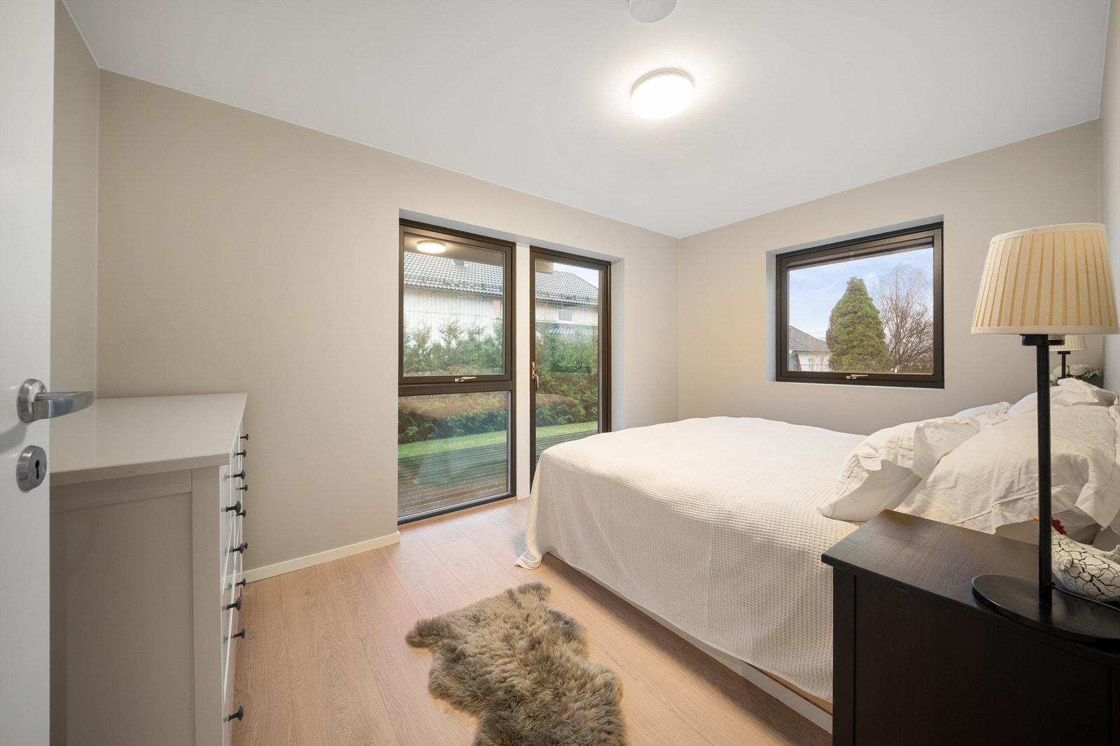 Boligens tre soverom er samlet på én flate i underetasjen. Dette er på ca. 11 kvm. og har utgang til terrassen i hagen. Galleribilde