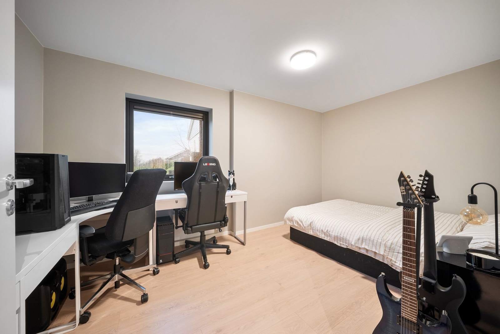 I soverommene får familiens yngste god plass til lek og opphold i helt egne omgivelser. Dette er nær 12 kvm. stort. Galleribilde