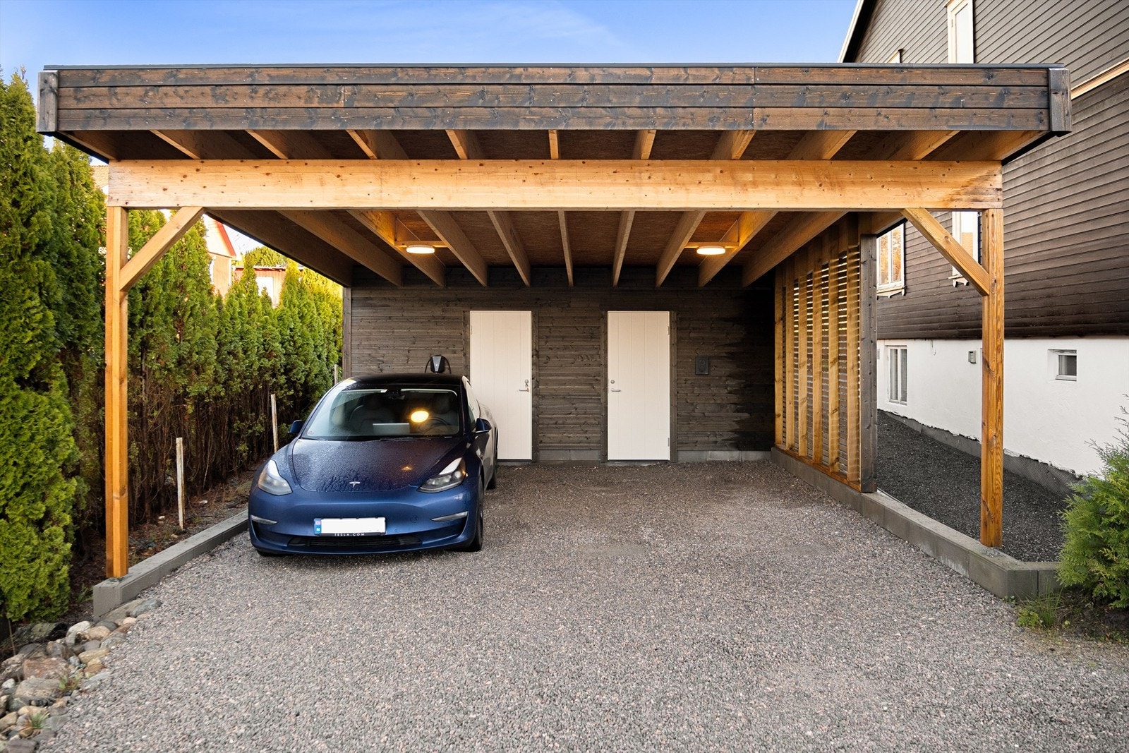 I carporten disponerer 49A plassen til venstre, med tilknyttet bod. Galleribilde