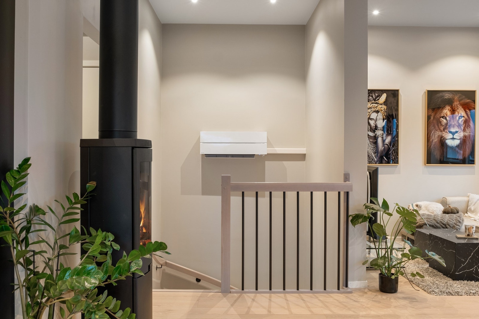 Vedovn fyller stuen med varme og stemning. Varmepumpen er smart plassert over trappen og sender varmluft også ned til underetasjen. Galleribilde