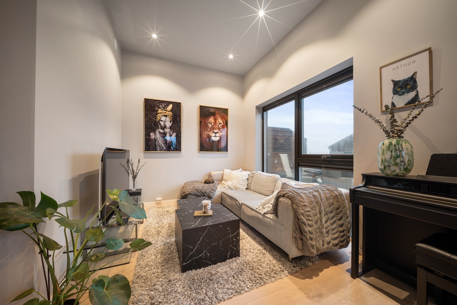 Alle vegger utenom badene er utført med glatte flater, listefritt mot himlinger og karmer. Himlingenes innfelte spotter kan dimmes. Galleribilde