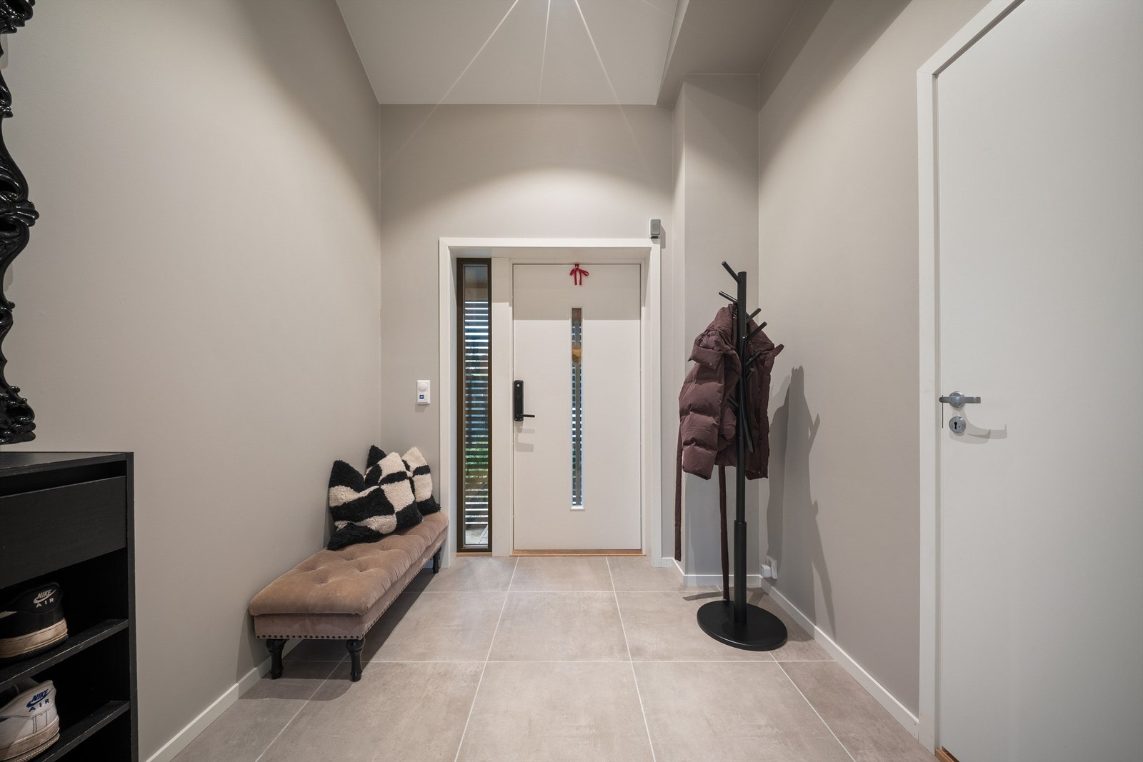 I entreens gulv er det elektrisk varme. Elektronisk kodelås på inngangsdøren gjør nøkler overflødige. Galleribilde