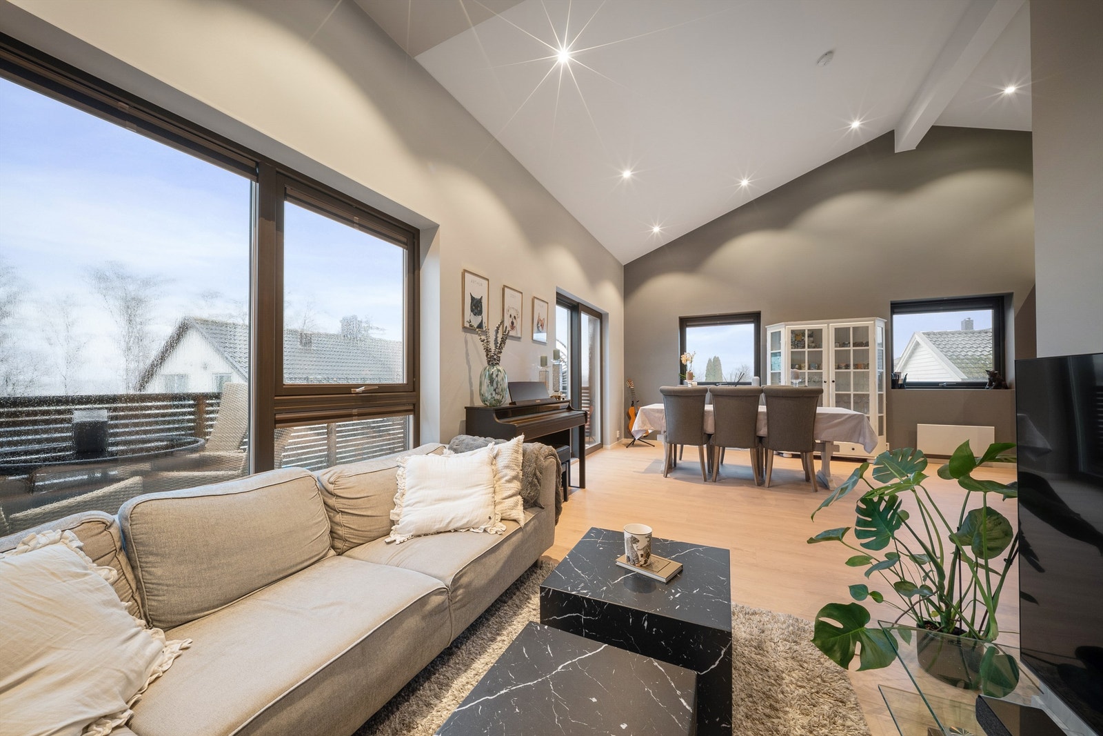 Vinduer på to sider kombinert med den høye himlingen gjør stuen luftig. Galleribilde