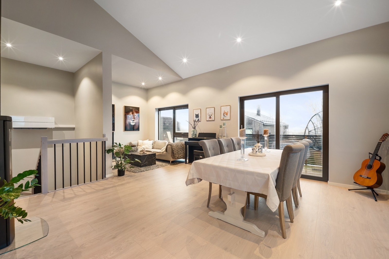 Første etasje er nærmest en eneste stor sosial sone bestående av stuen og kjøkkenet. Himlingen er på det meste nesten 4,5 meter høy. Galleribilde