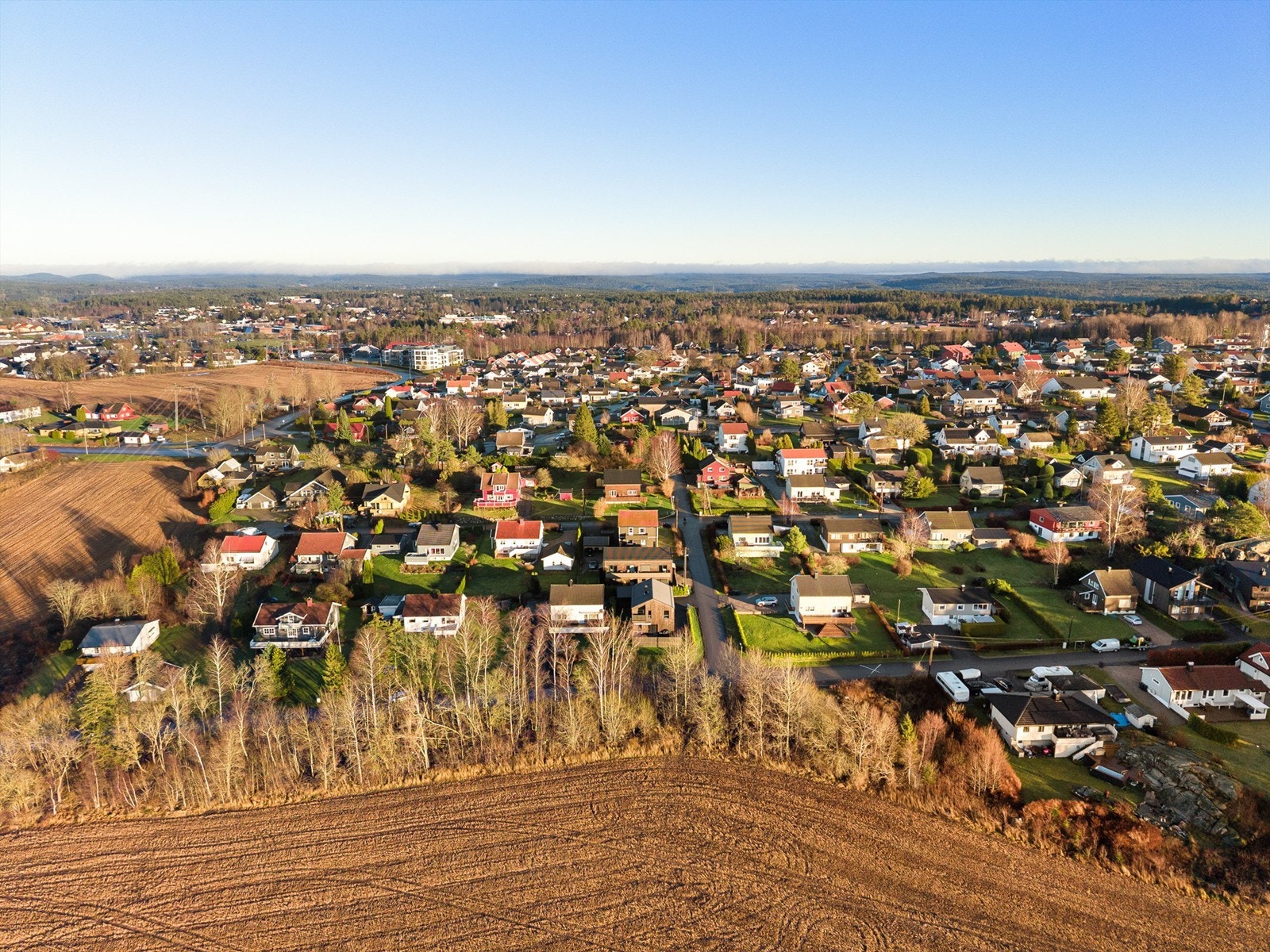 Barne- og ungdomsskole med tilknyttet idrettsanlegg ligger kun en kort rusletur unna. Galleribilde