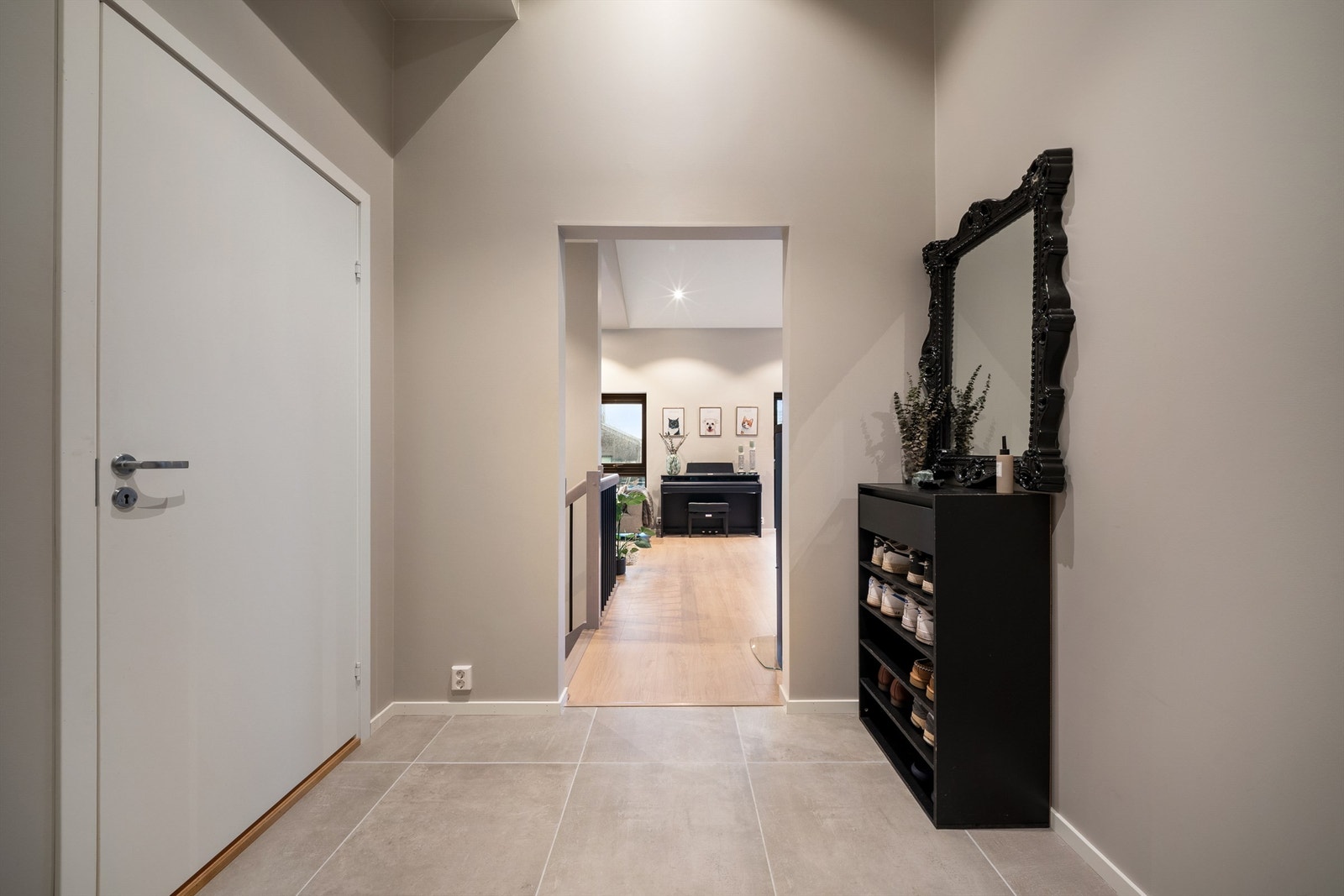 Bad i begge etasjer er praktisk både for familien i hverdagen og når besøkende er innom. Badet i første etasje er lett tilgjengelig fra entreen. Galleribilde