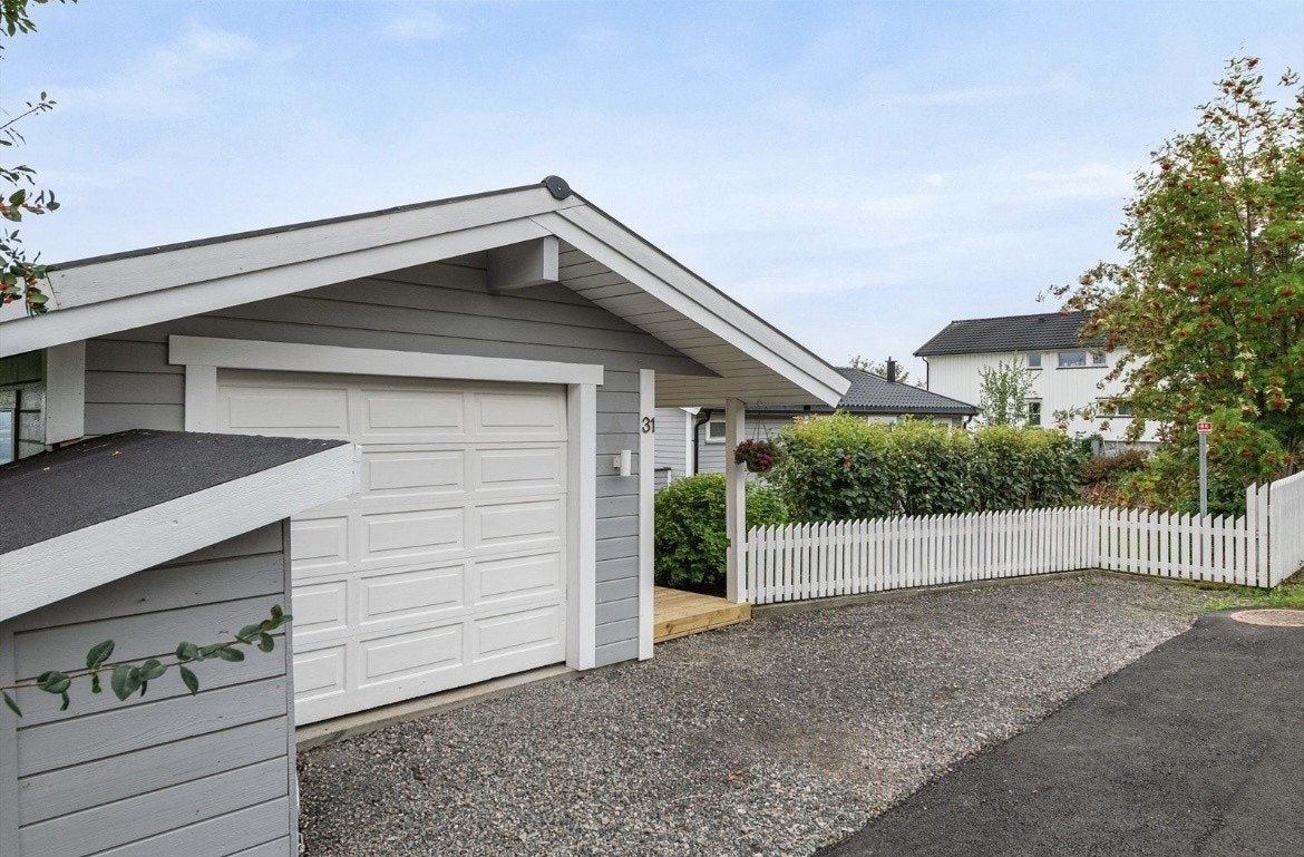 Garasje og parkering. Nylig asfaltert Galleribilde