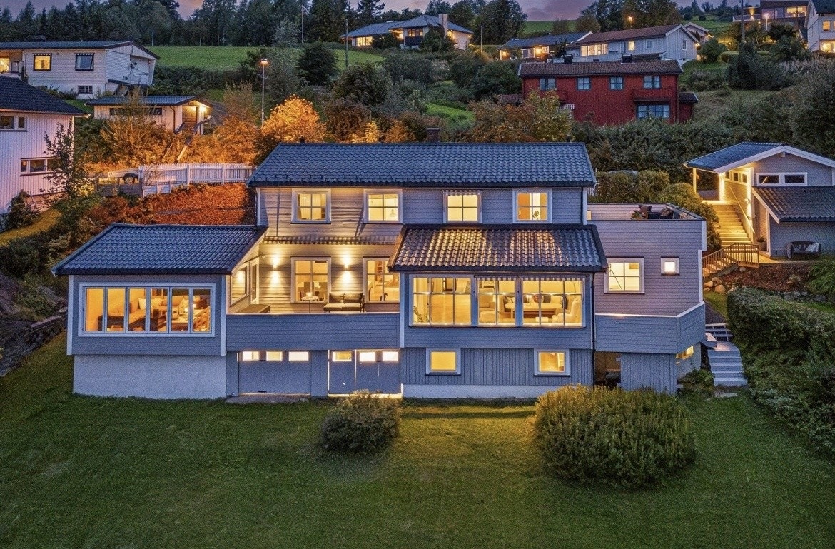 Huset fra front mot byen Galleribilde