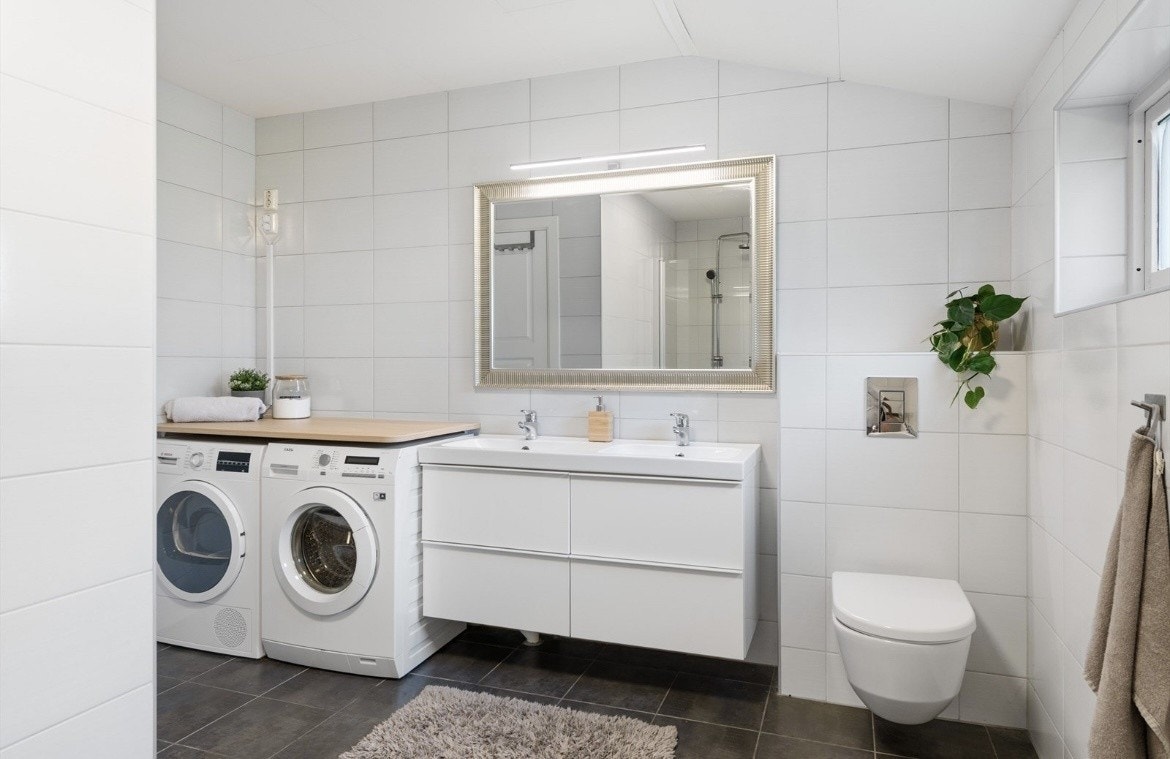 Bad med dobbel vask og tørk og vaskemaskin Galleribilde