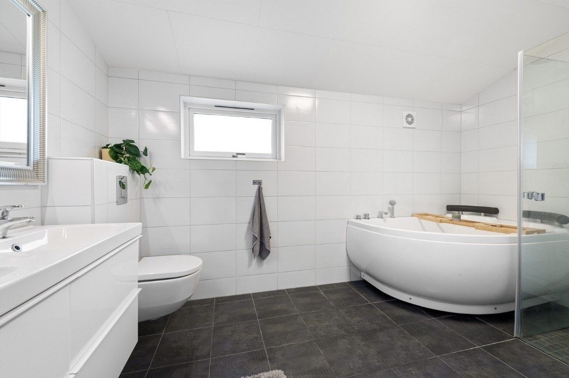 Bad med dobbelt badekar og dusj Galleribilde