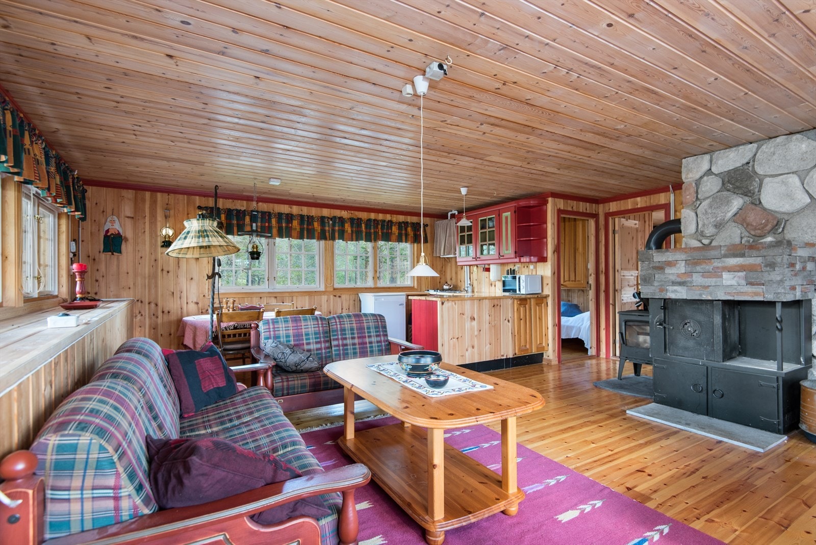 Fra entré er det adkomst inn til stuen, som ligger i åpen løsning med kjøkkenet. God plass til både spisegruppe og sittegruppe, samt utgang til overbygd terrasse. Galleribilde