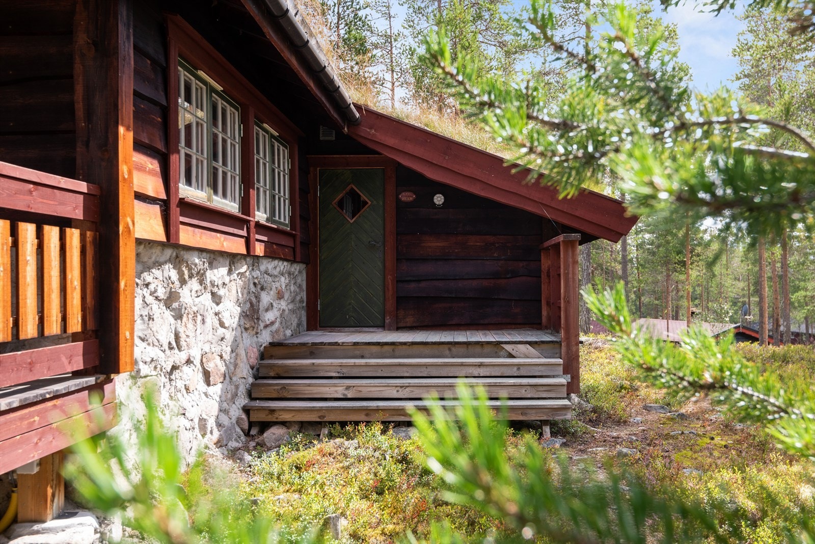 Lunt og overbygd inngangsparti som skjermer for nedbør. Galleribilde