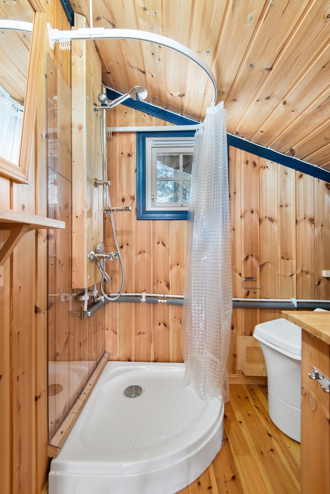Innenfor entré og gang ligger baderommet, som er innredet med veggdusj med forheng og kar fra i 2021, servant og dusjavløp fra ca.
2005, Cinderella forbrenningstoalett fra 2015 og gassvarmer. Utstyret er trykktestet, men ikke funksjonstestet. Galleribilde
