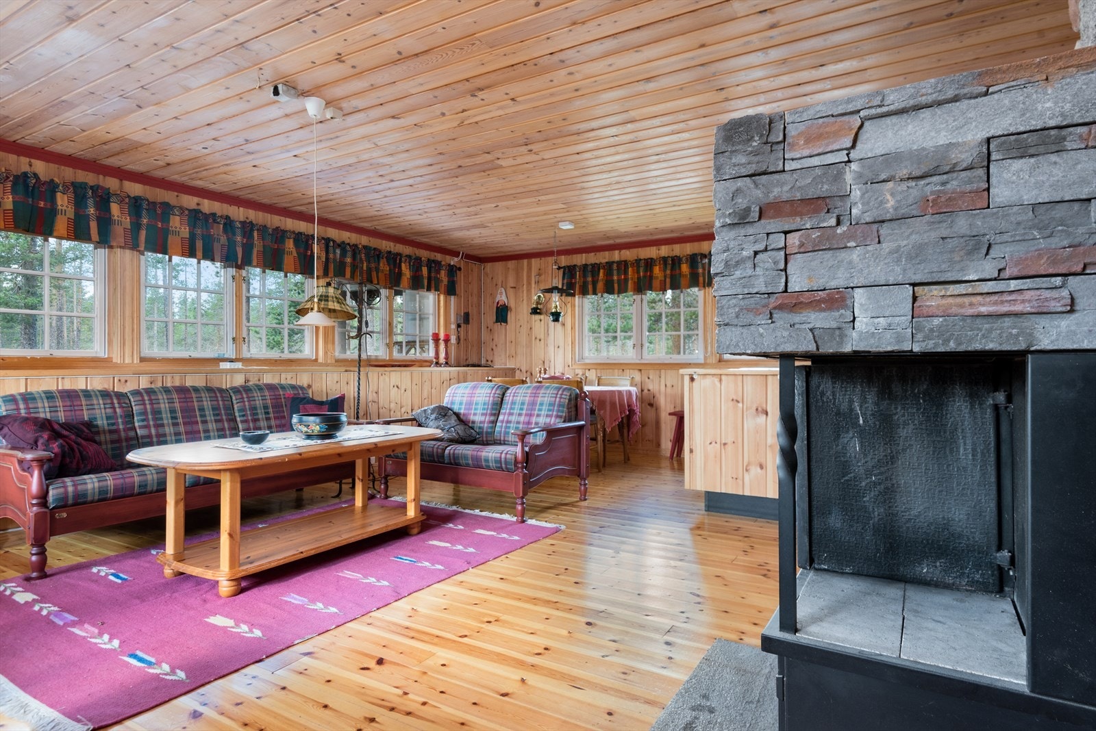 I stuen står det en steinbelagt peis i tillegg til peisovnen ved kjøkkenet. Galleribilde