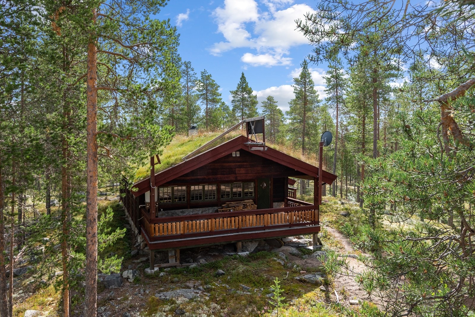 Hytta ligger fint til i et etablert hytteområde i Rendalen, med fantastiske friluftsmuligheter utenfor døren. Galleribilde