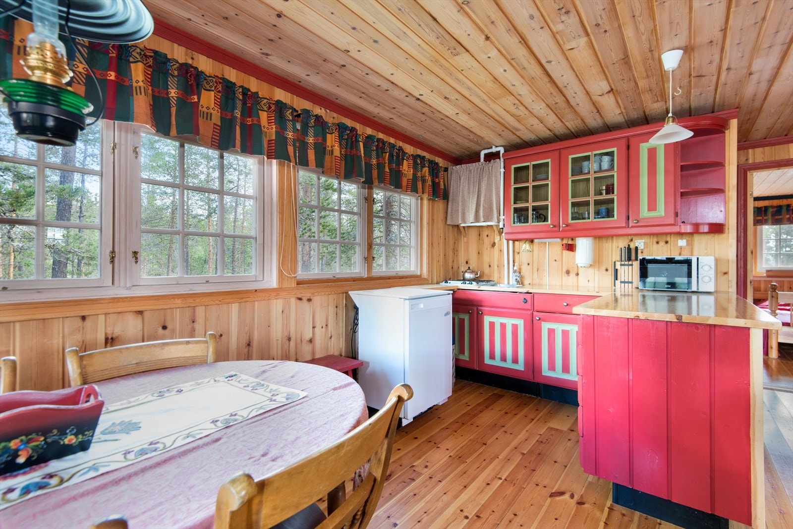 Fra stuen er det åpen adkomst til kjøkkenet, som har heltre innredning fra Sigdal med profilert og malte fronter. Heltre benkeplate, og enkelte overskap med glassfronter. Galleribilde