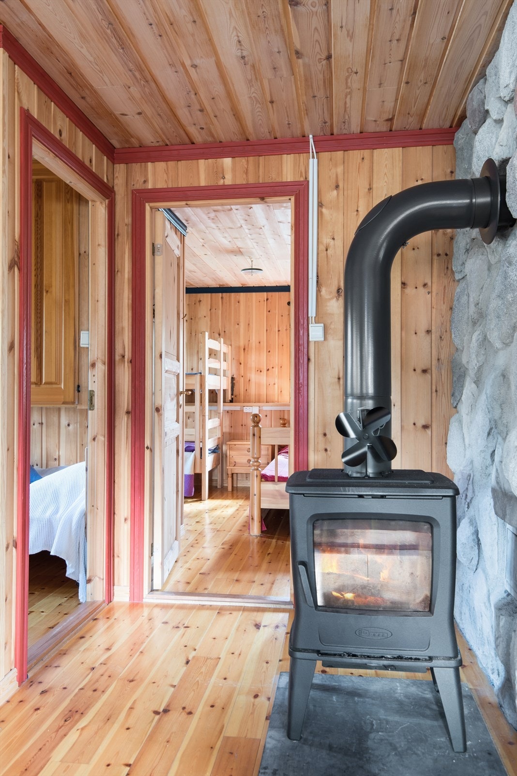 Flott peisovn med glassdør som varmer godt på kalde høst- og vinterdager. Galleribilde