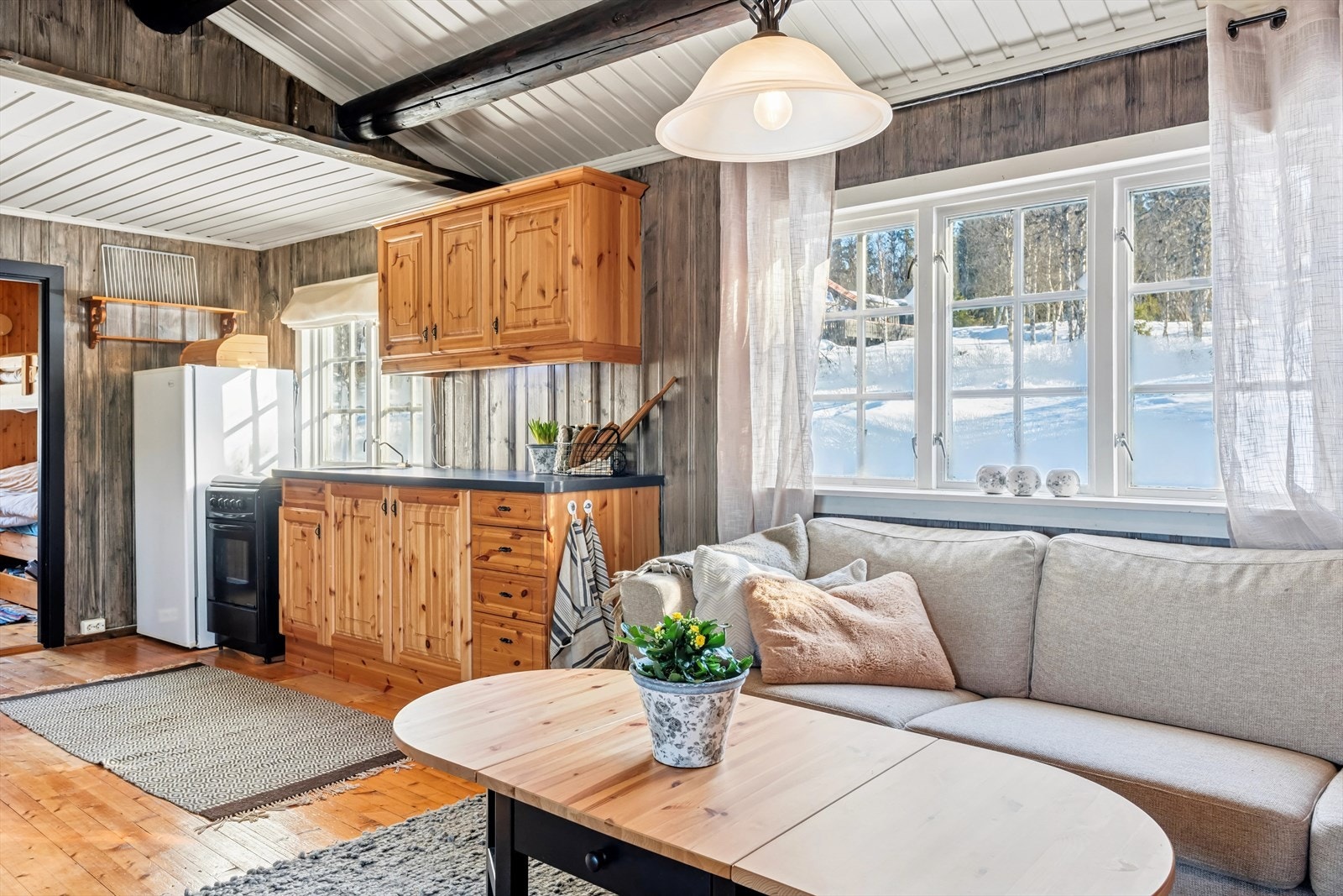 Det tradisjonelle kjøkkenet ligger i åpen løsning til stuen som skaper en perfekt arena for samvær og underholdning mens måltidene tilberedes. Galleribilde