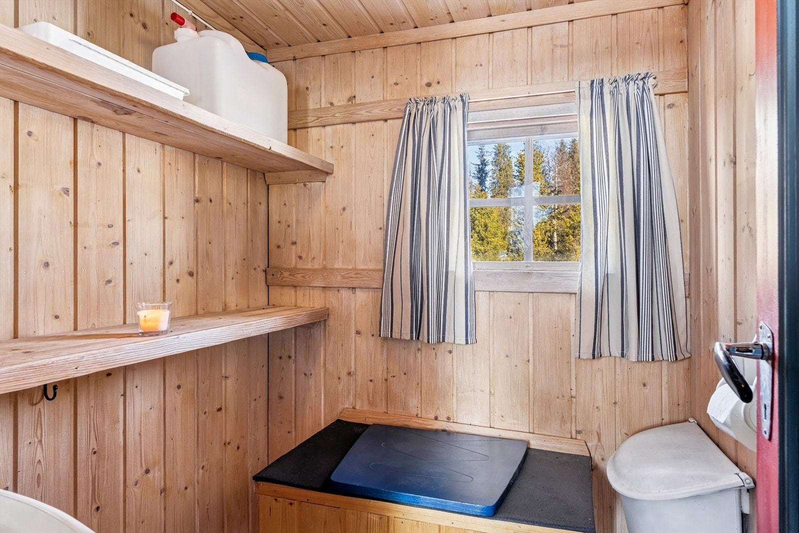 Mellom hytten og annekset ligger utedoen med utvendig adkomst. Galleribilde