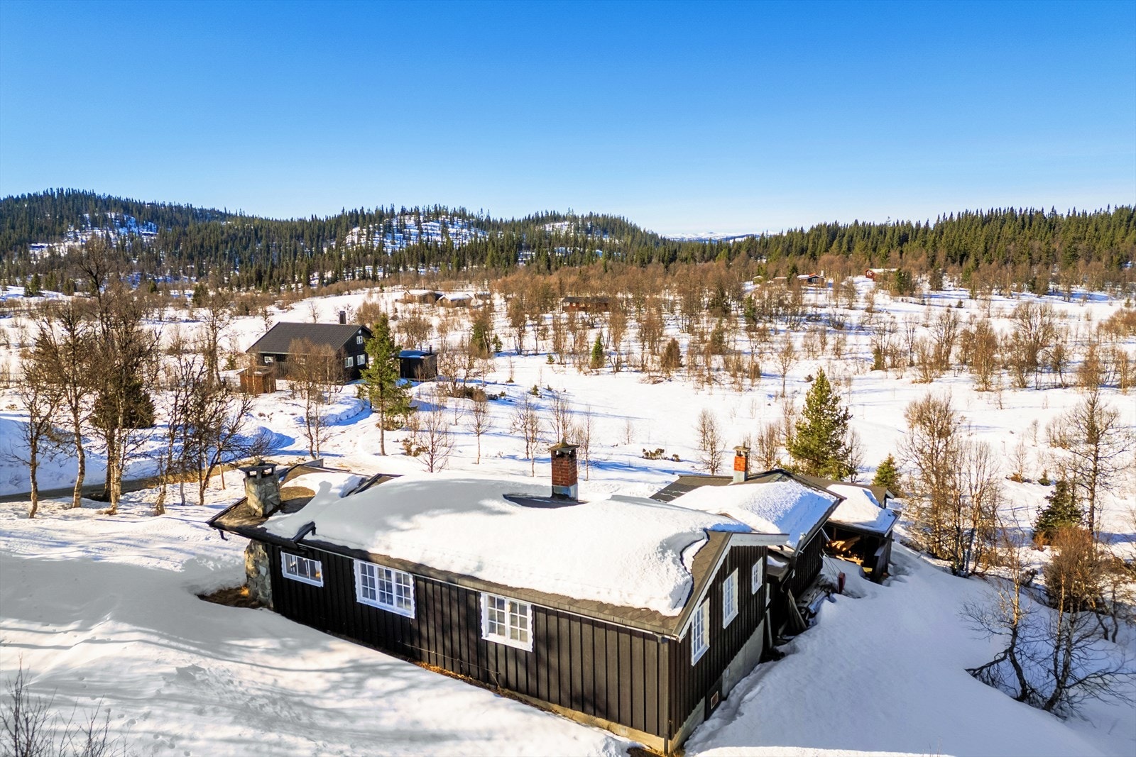 Fritidseiendom med åpent, solvent og fin beliggenhet i Dansarfeten/Kjerringdalen, ikke langt fra Gamlestølen i Etnedal, Valdres. Galleribilde