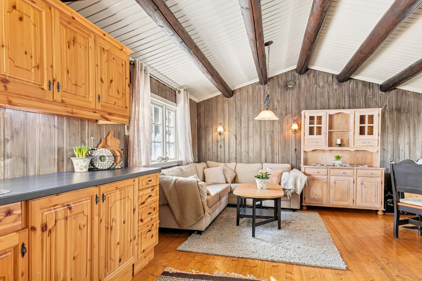 Lune overflater som bidrar til den ekstra gode hyttefølelsen. Galleribilde