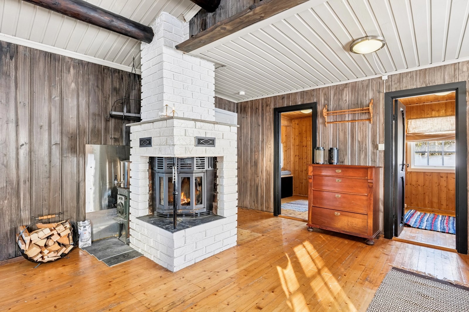 Stue med adkomst til to, av de totalt tre soverommene. Galleribilde