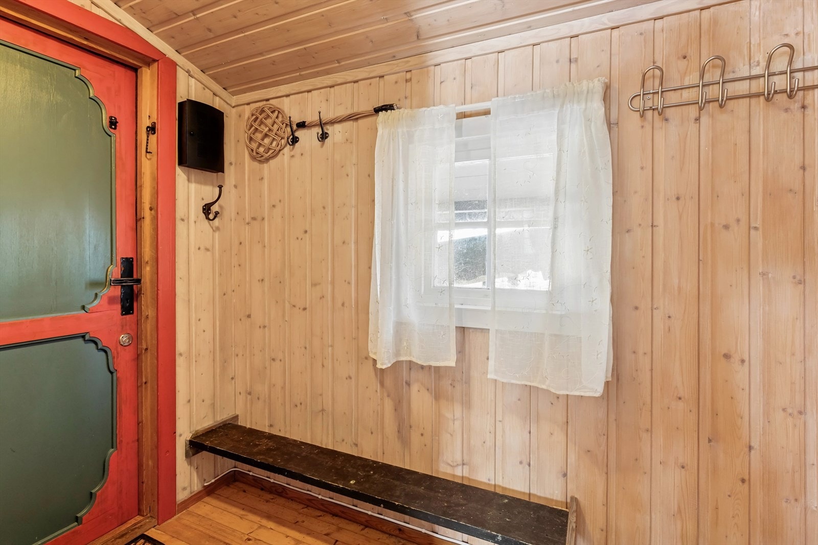 Vindfang med godt av plass til både oppbevaring av sko og yttertøy. Galleribilde