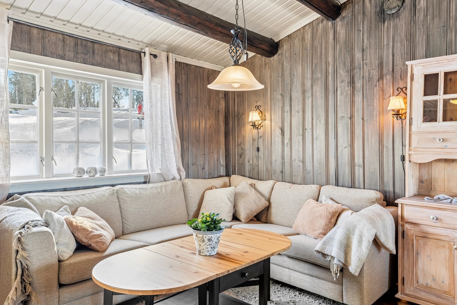 Stuen er designet for komfort og sosiale sammenkomster, med rikelig plass til både en sofagruppe og spisebord. Galleribilde