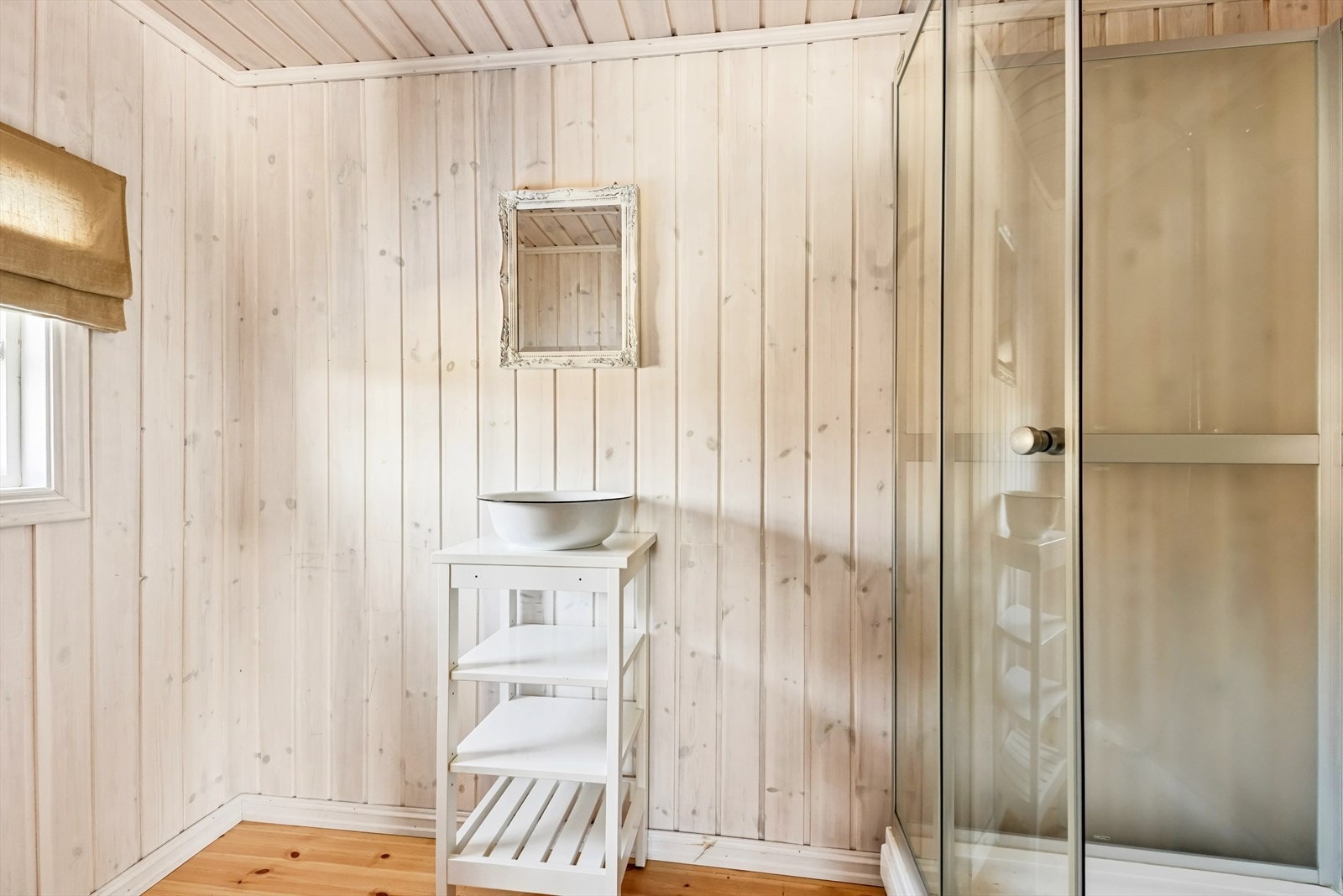 Rommet har dusjkabinett, og her er det også plass for løsninger for vaskevannet. Galleribilde