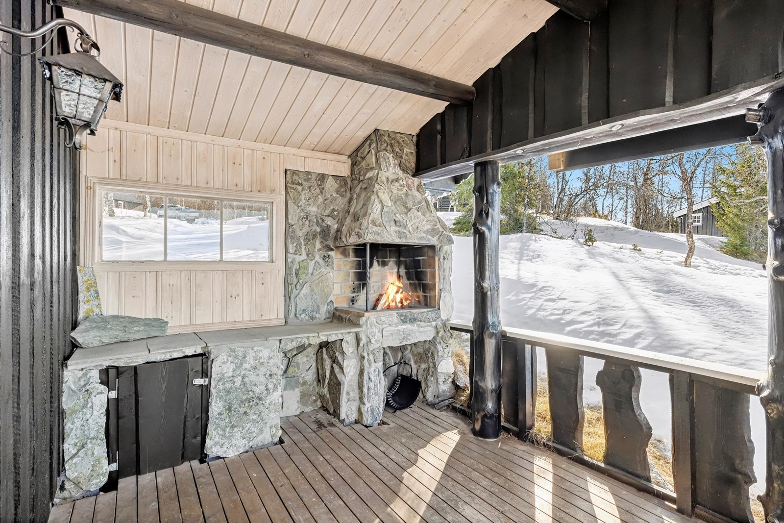 Overbygget uteplass med utekjøkken og peis. Galleribilde