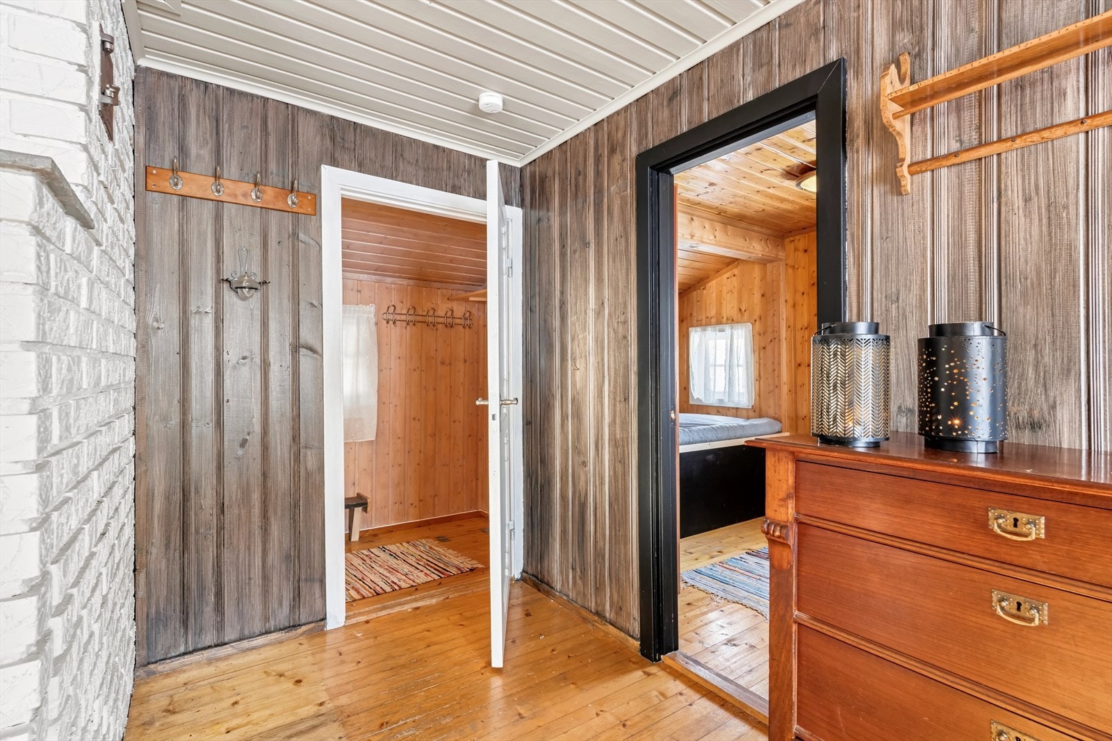 Hyggelig vindfang og entré ønsker deg velkommen inn i hytten, oppført over et praktisk og lettstelt plan. Galleribilde