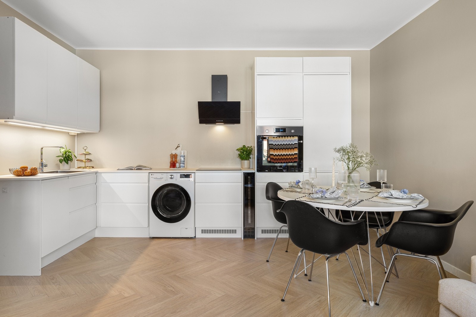 Lekkert Epoq-kjøkken i åpen løsning i stuen Galleribilde