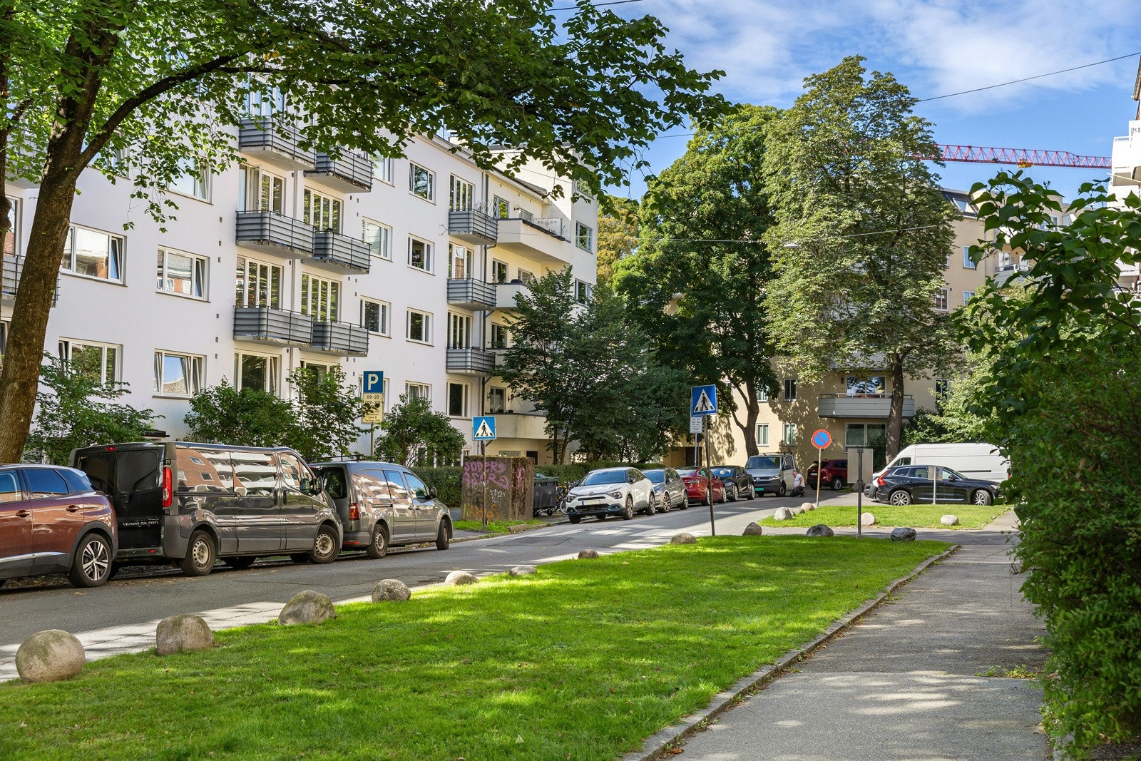 Sommerbilde fra gaten - Boligen har adkomst samt vender ut mot fredfulle Laura Gundersens gate Galleribilde