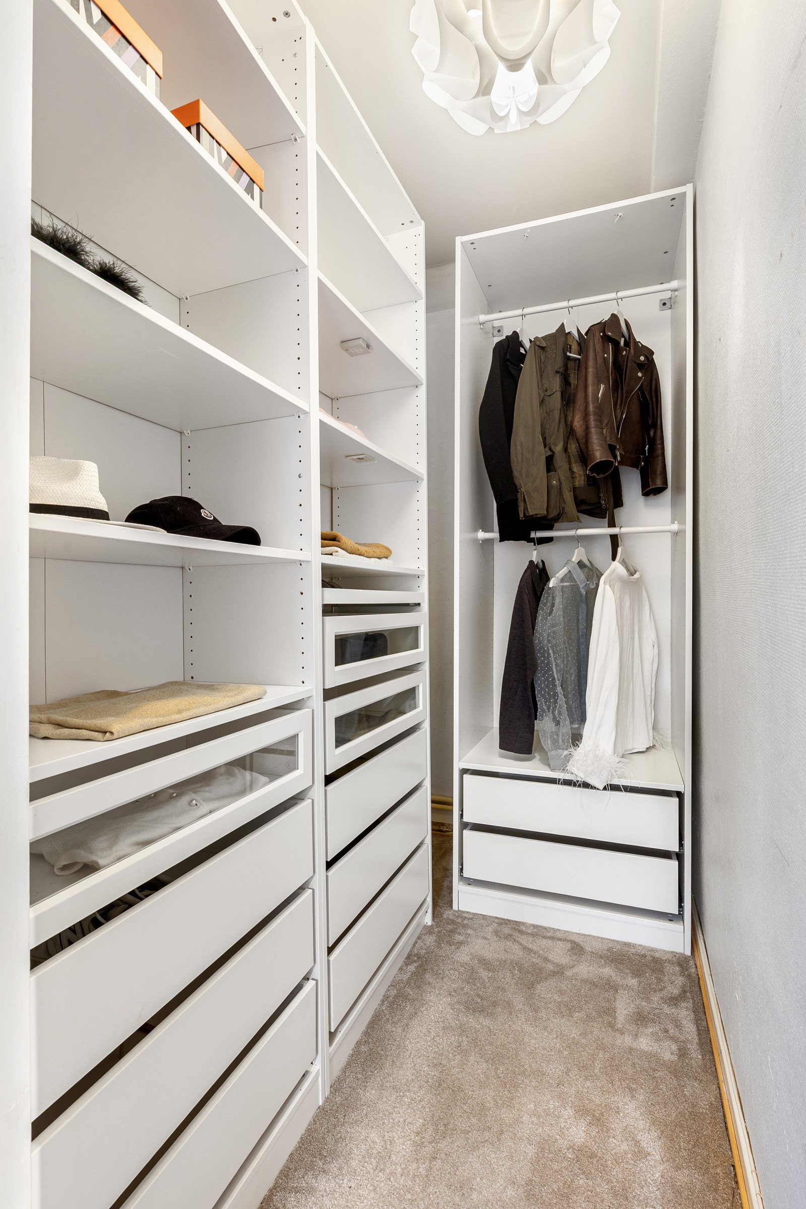 Masse lagringsplass for alt av klær samt støvsuger, tørkestativ osv. Galleribilde