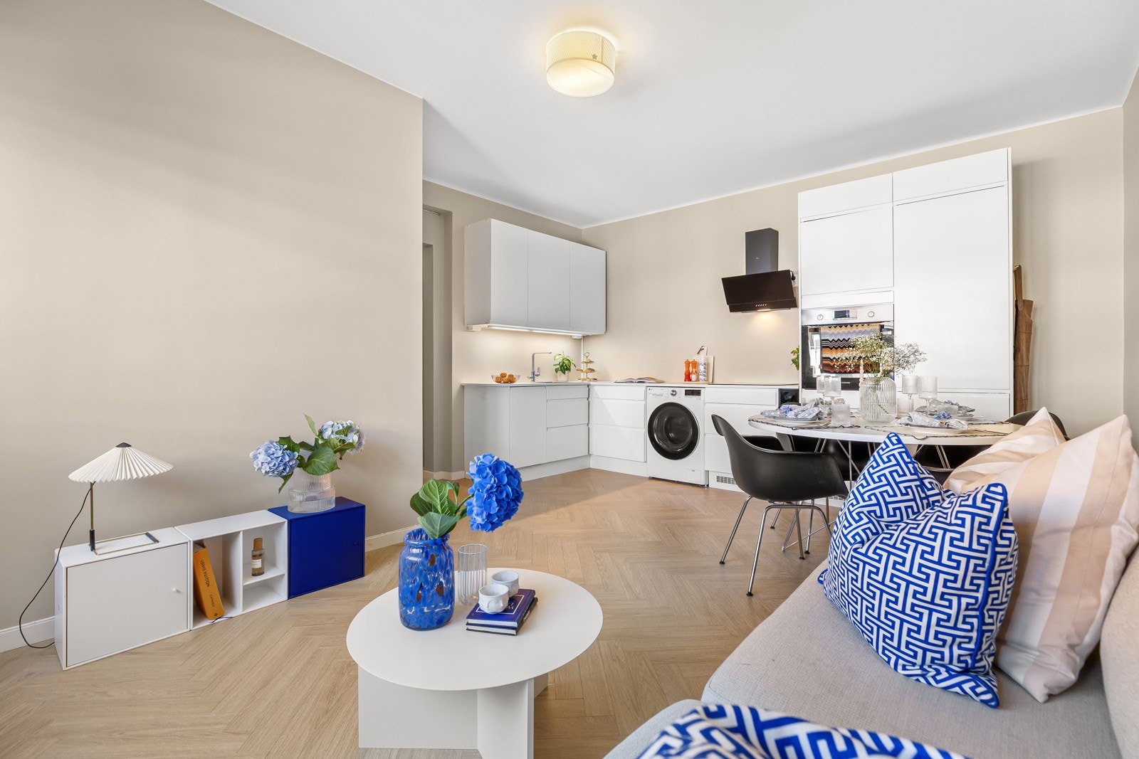 Stuen som alle oppholdsrom har et lekkert fiskebensgulv, og naturlig plassering for møblering Galleribilde