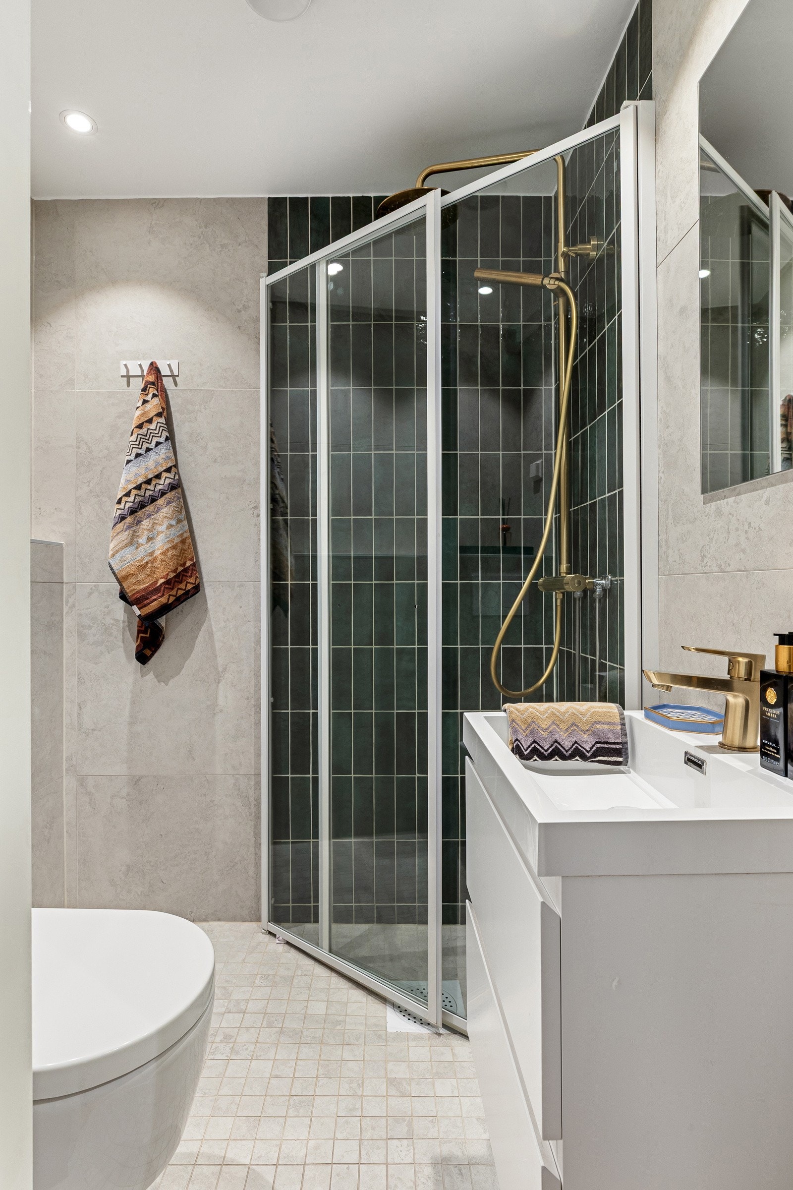 Det er delikat flislagt vegger og med flotte detaljer. Gjennomtenkt design Galleribilde