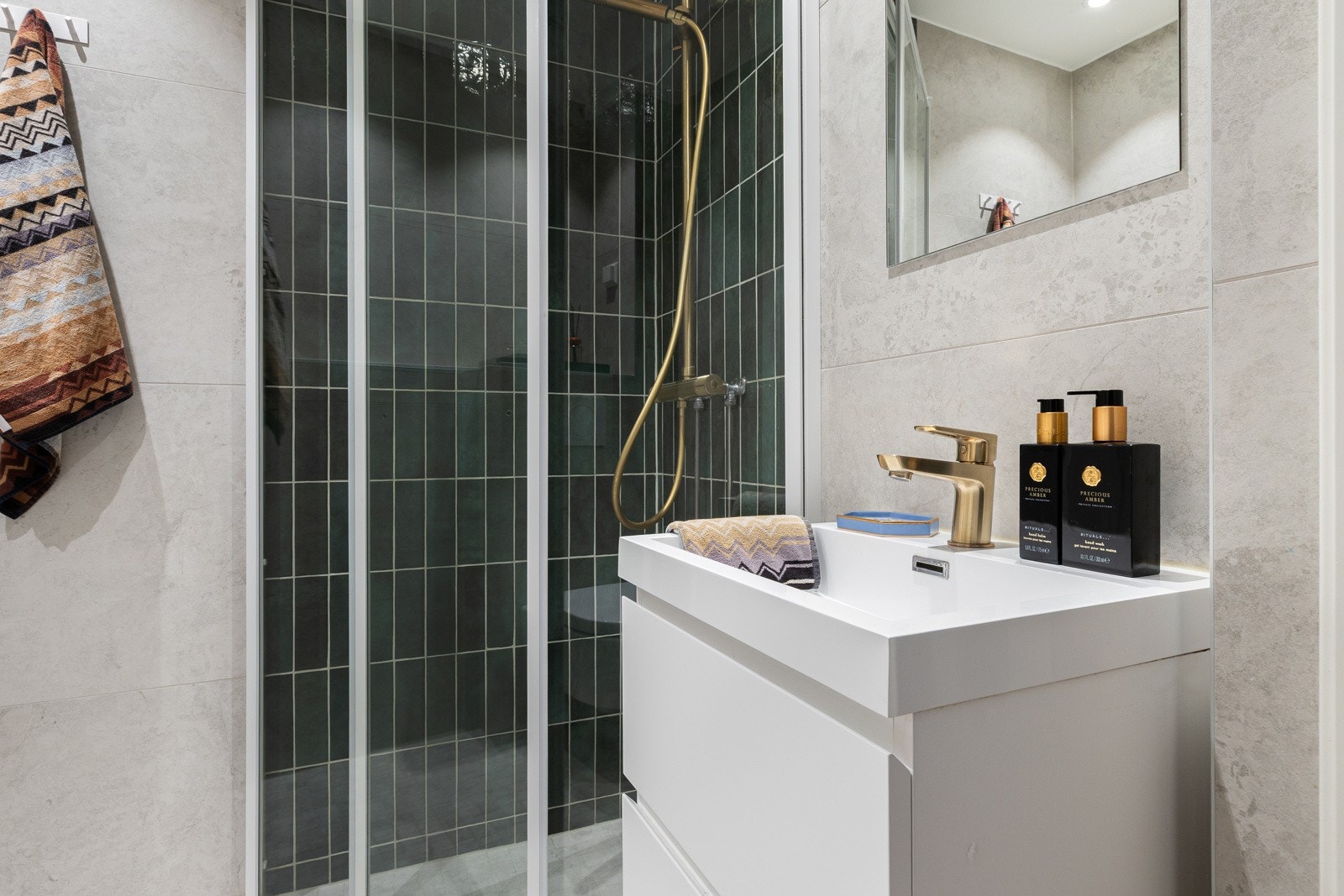 Det er dusjhjørne med regnfallsdusj, vegghengt toalett og servantskap fra Nygaard Galleribilde