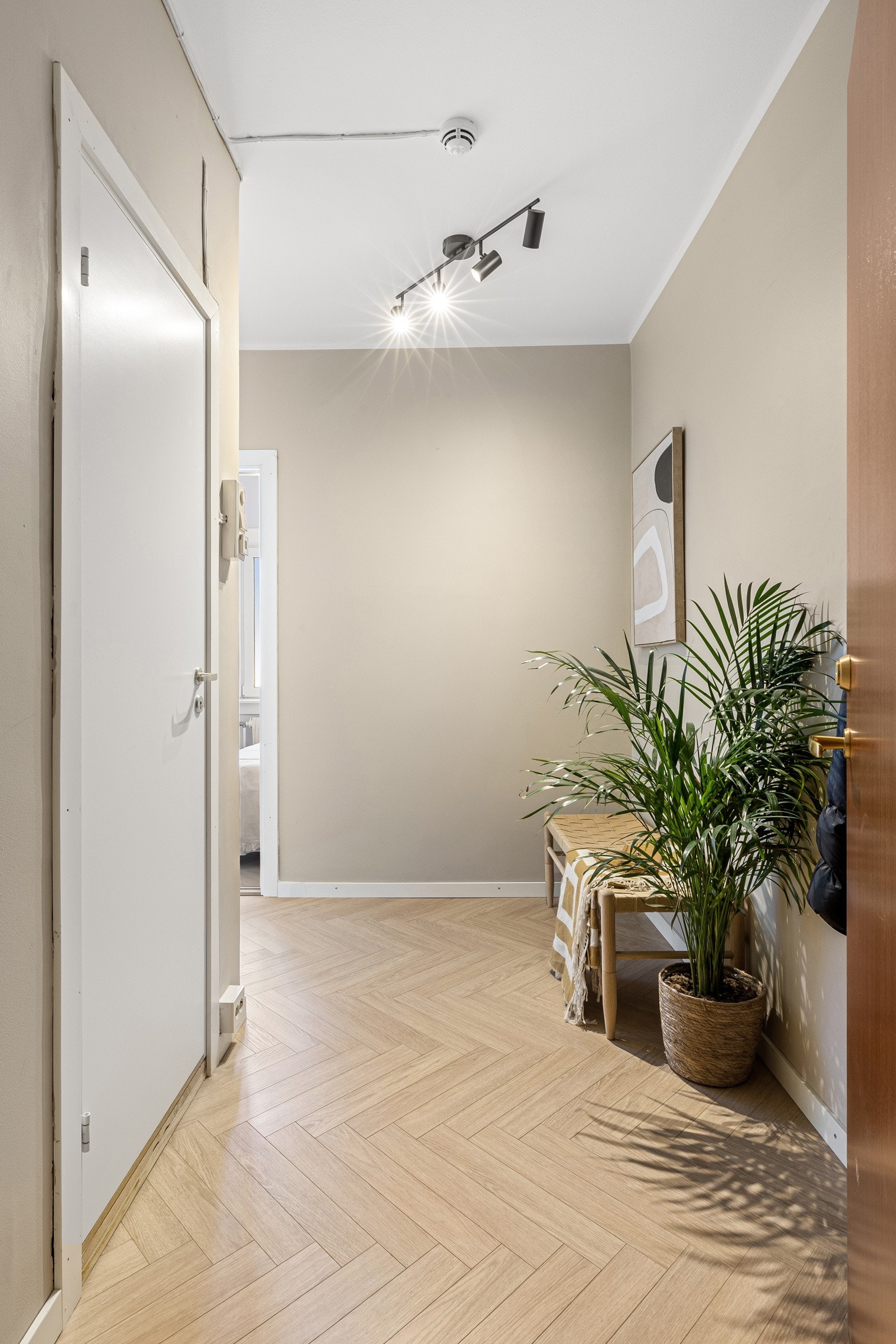 Direkte tilgang til bad. Dørcalling til hoveddør blir montert Galleribilde