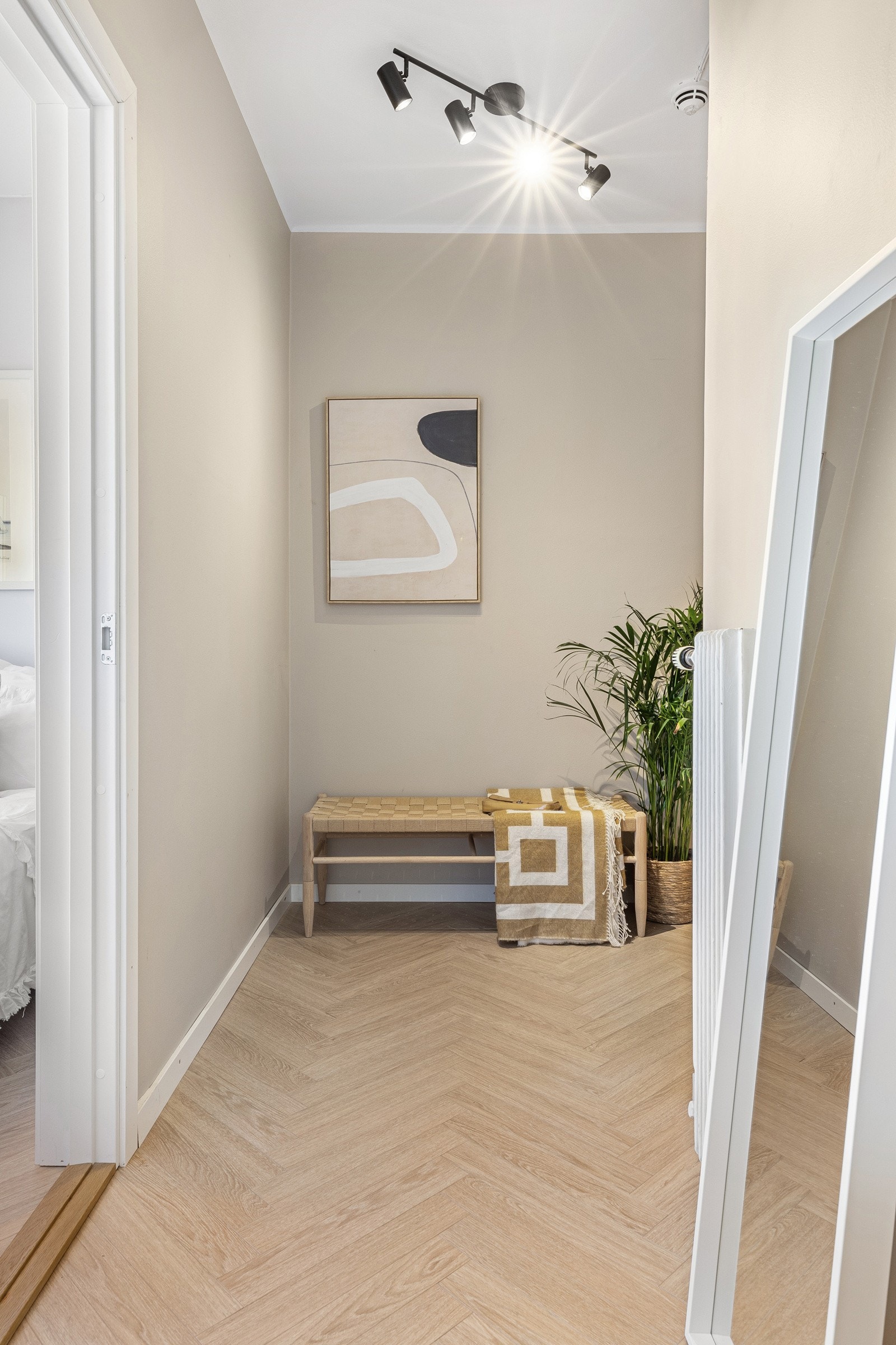 Lys og innbydende entré med plass til klesavhenging, kommoder og annet Galleribilde