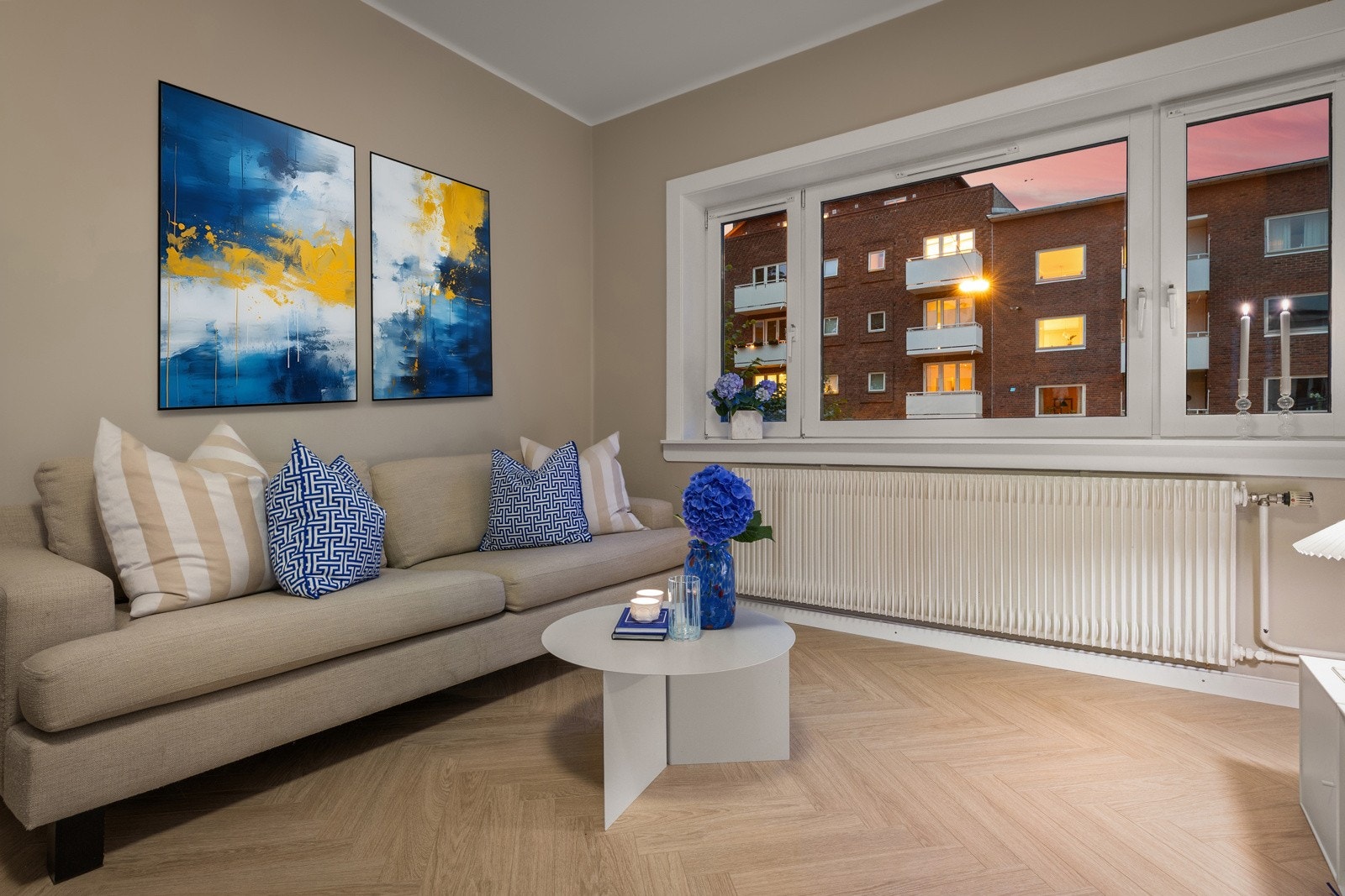 En lys, luftig og meget tiltalende 2-roms selveier pusset opp i 2023 Galleribilde